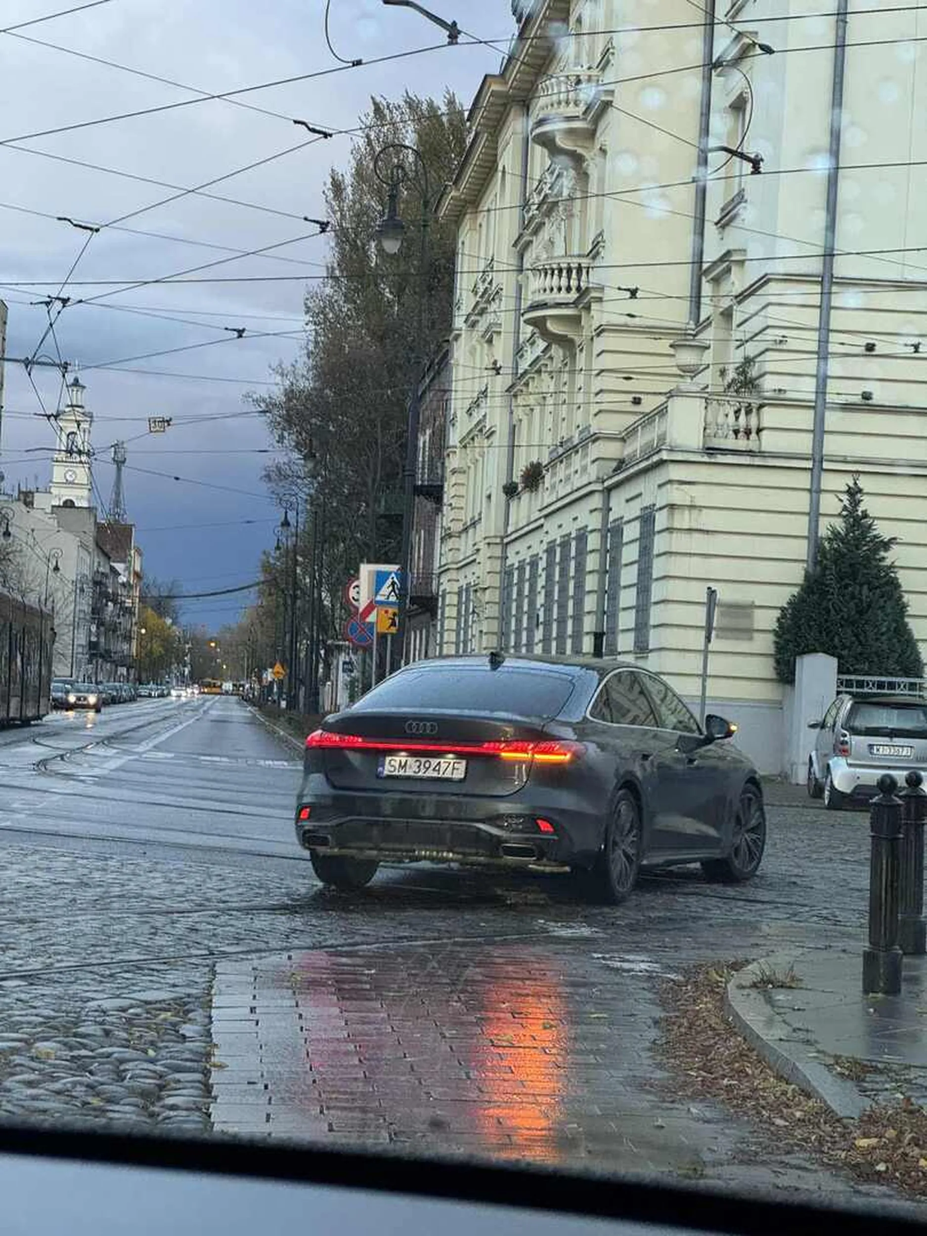 Zatrzymał się na środku drogi i próbował gwałtownie wycofać w moje auto bez powodu. Do tej pory staram się zrozumieć, co go opętało. Zły dzień? Bez przesady.
