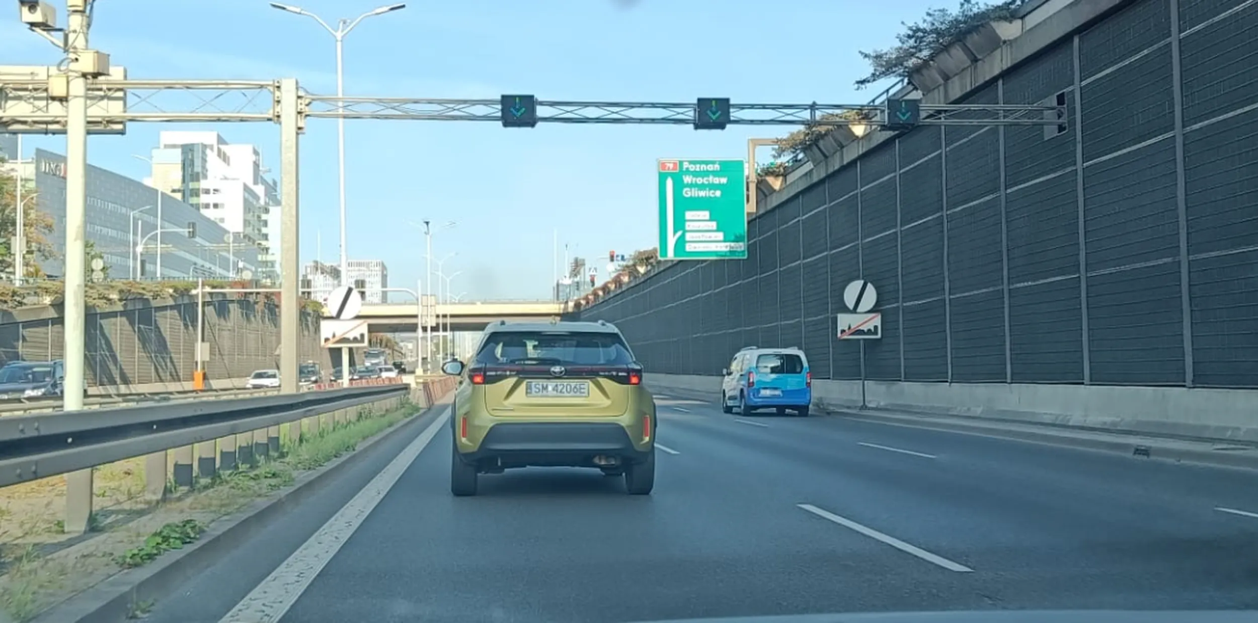 Kobieta nie uznaje innego pasa niż lewy, prawym ją wyprzedzają i sobie nic z tego nie robi.