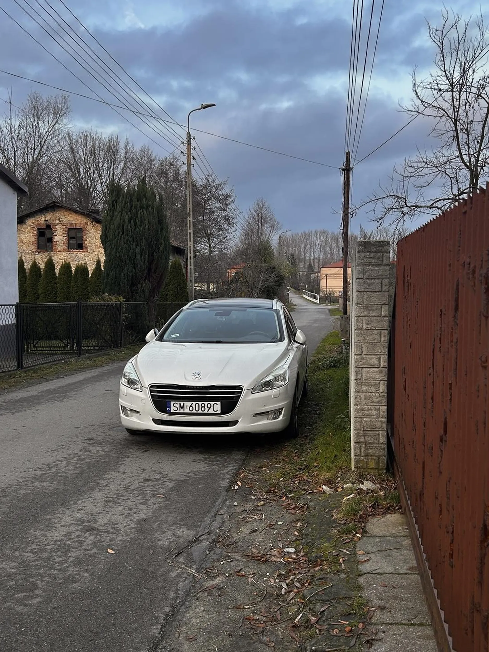 Naucz się parkować przy swojej posesji. Następnym razem wzywam policję