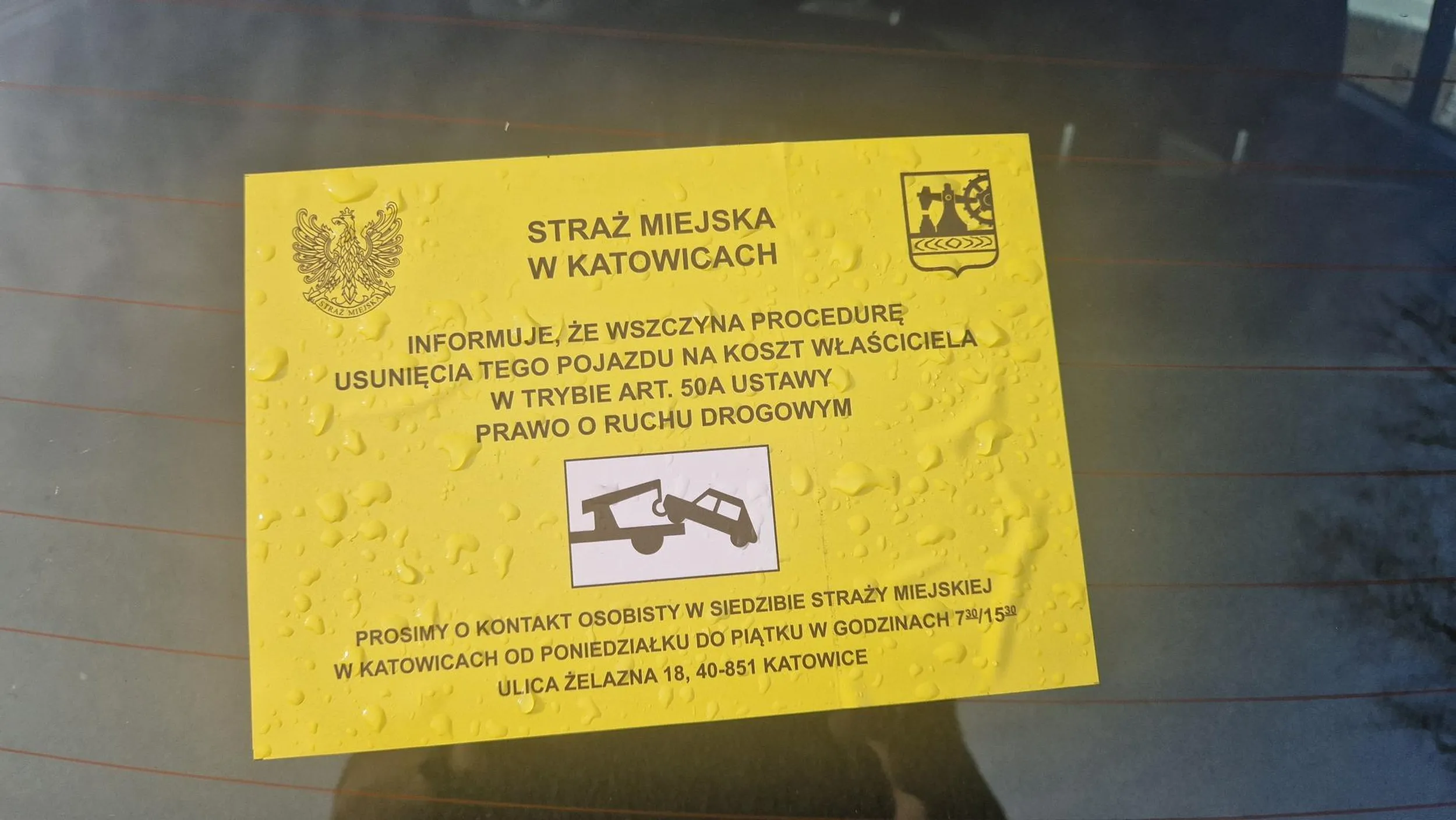 Stoi rozkradziony na nikiszu na parkingu