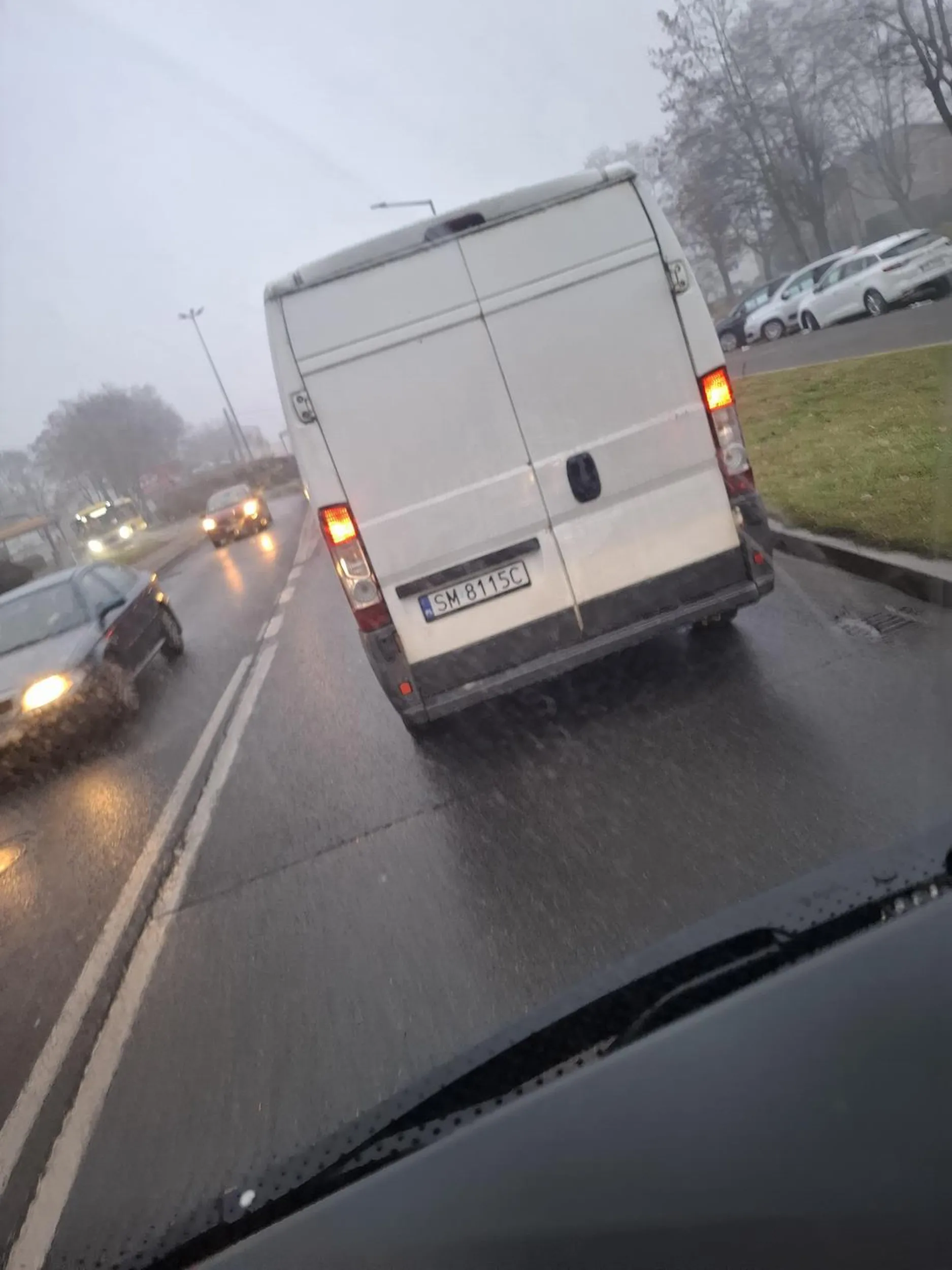 Niedoświadczony kierowca, przejeżdża na czerwonym i wymusza pierwszeństwo rozpędzonemu autobusowi