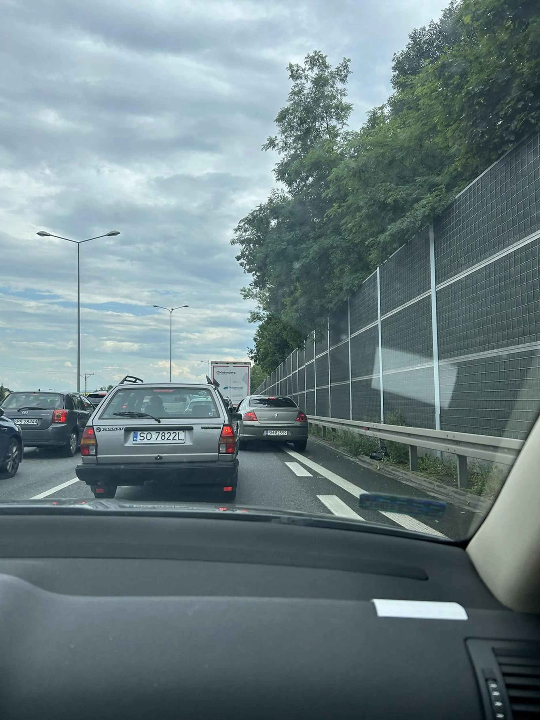 Pan chyba nie potrafi jeździć, wymija korek pasem włączającym do ruchu jak jakiś burak, po czym próbuje na siłę się wcisnąć na prawy pas mimo że nikt go nie wpuszcza. Nie pozdrawiam