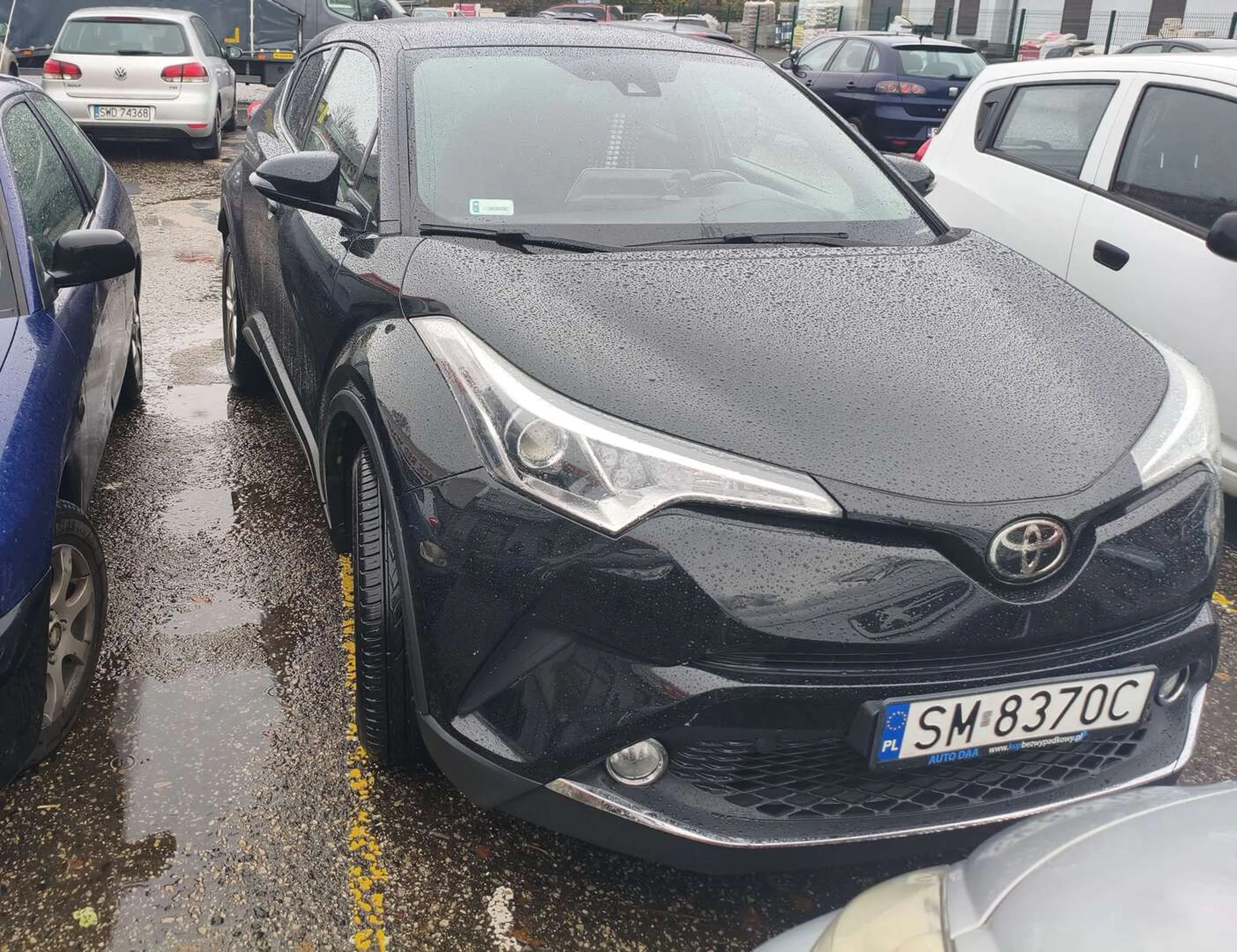 Człowiek chce wyskoczyć małym autkiem miejskim na zakupy do biedronki, bo deszcz pada, a tu taki artysta parkowania w pojedynkę jeżdżący pojazdem półciężarowym. Dobrze, że nie został ten kierowca wyrzucony ze szkoły jazdy bo byśmy mieli powtórkę z 39 roku.