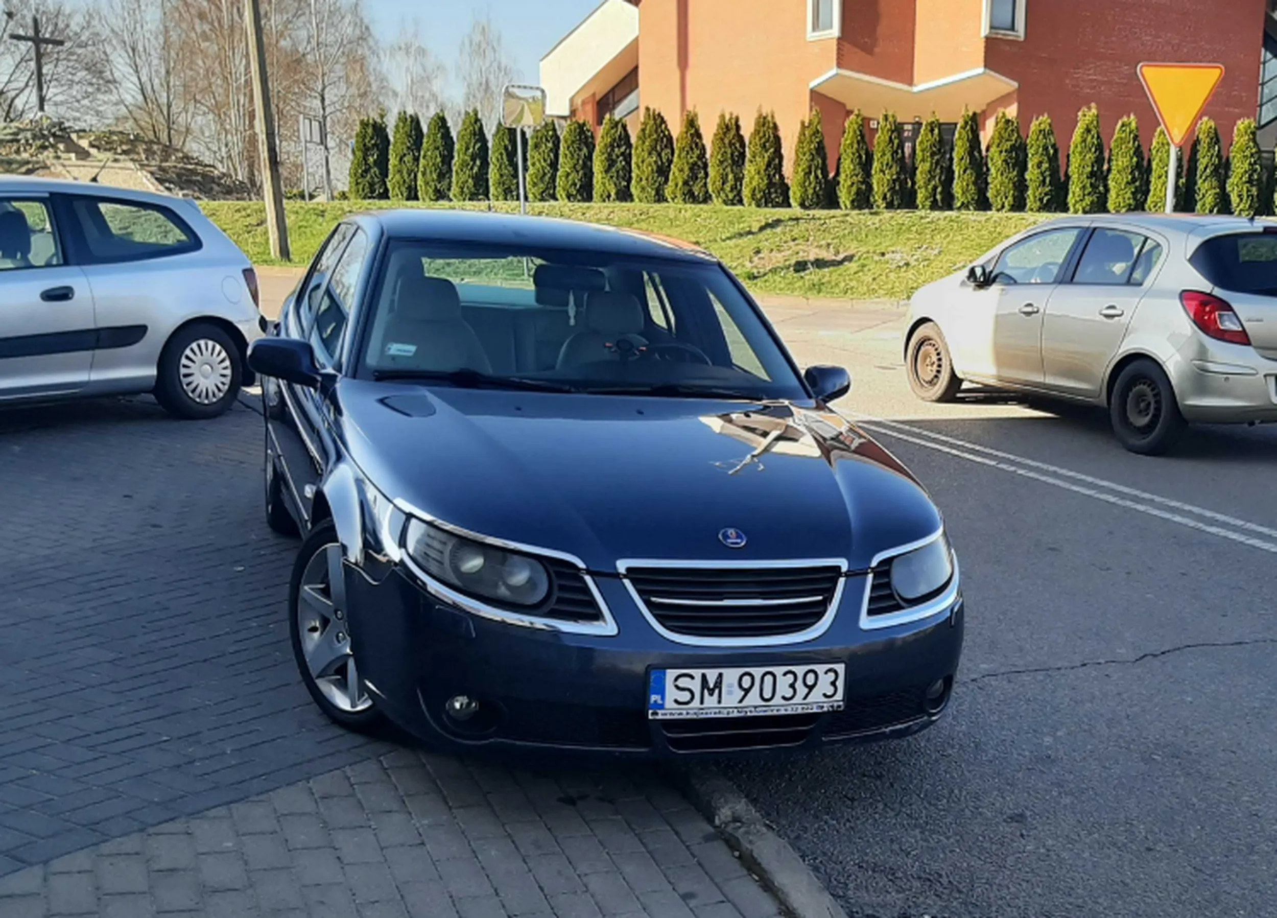 No cóż. Osobnik kierujący ten pojazd po zwróceniu uwagi nic sobie z tego nie robi, mimo iż zatrzymał się w niebezpiecznym miejscu w którym zatrzymanie jest zabronione (art 49 ust 1 pkt 1 i 4 PORD  ) do tego pojazd stoi na zakręcie zasłonięty innymi pojazdami i stwarzający realne zagrożenie dla innych kierujących, zwłaszcza przy ruchu z przeciwnego kierunku. Do tego straszy wezwaniem policji bo jest "nękany" bo ktoś zwrócił mu uwagę. Ale jak przyszło do dzwonienia to podwinął ogon i odjechał. Posiadanie blankietu prawa jazdy, o ile takowy posiadasz, wcale nie wskazuje na to że jesteś kierowcą, masz poważne braki w znajomości przepisów i wiele wskazuje, że nigdy ich nie czytałeś :P  Twoje  chamstwo i buta kiedyś cie zgubi.  Do tego nawoływanie innych do łamania przepisów? Chyba trochę ci za mocno czapeczka z daszkiem mózg ucisnęła.