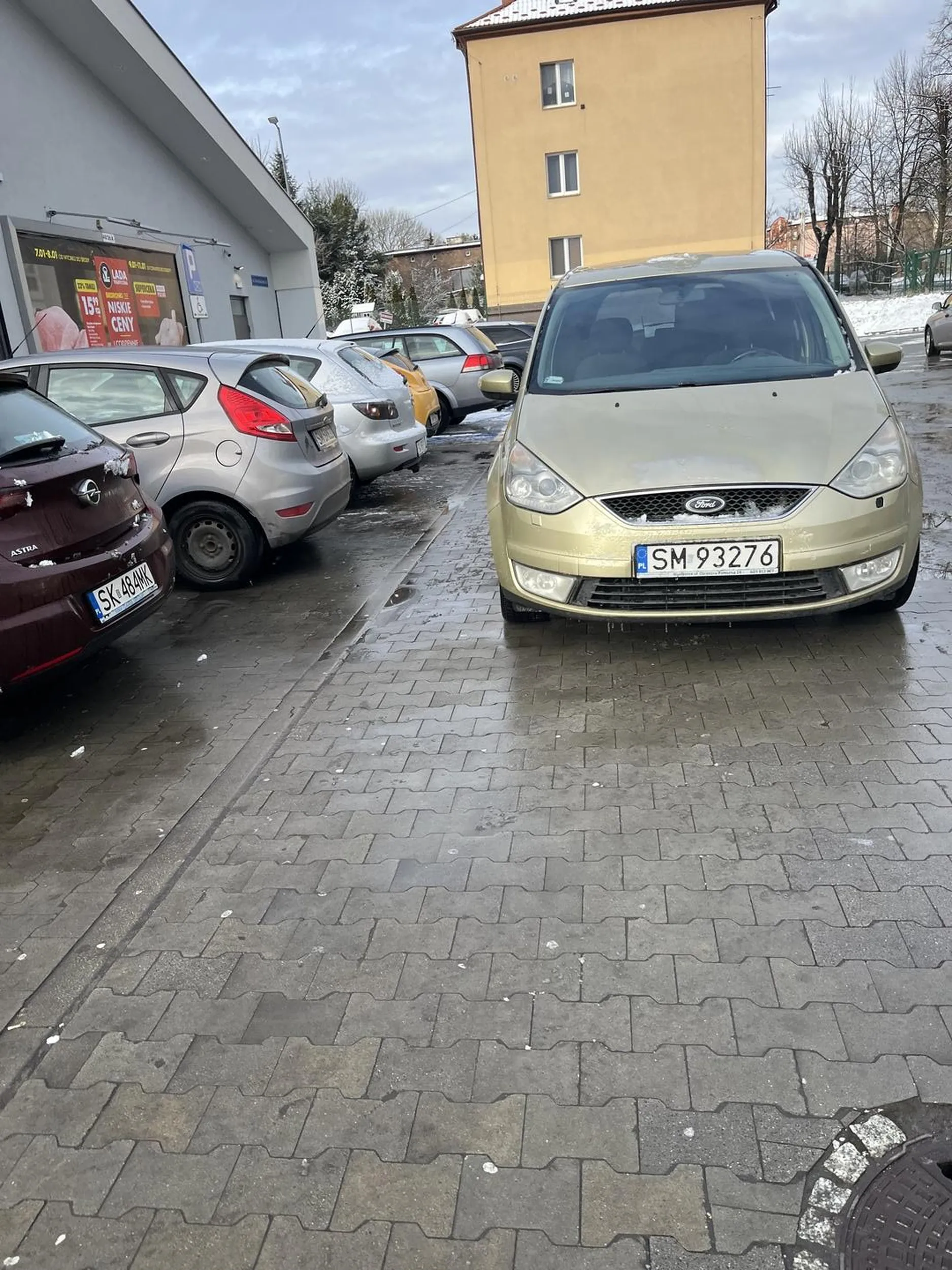 Pan w głębokim szoku, gdy zwróci mu się uwagę, że tak się nie parkuje, bo 3 osoby nie są w stanie wyjechać. Zaznaczę, że połowa parkingu była wolna, ale panu stawanie w liniach chyba sprawia ogromny trud, więc parkuje jak cymbał