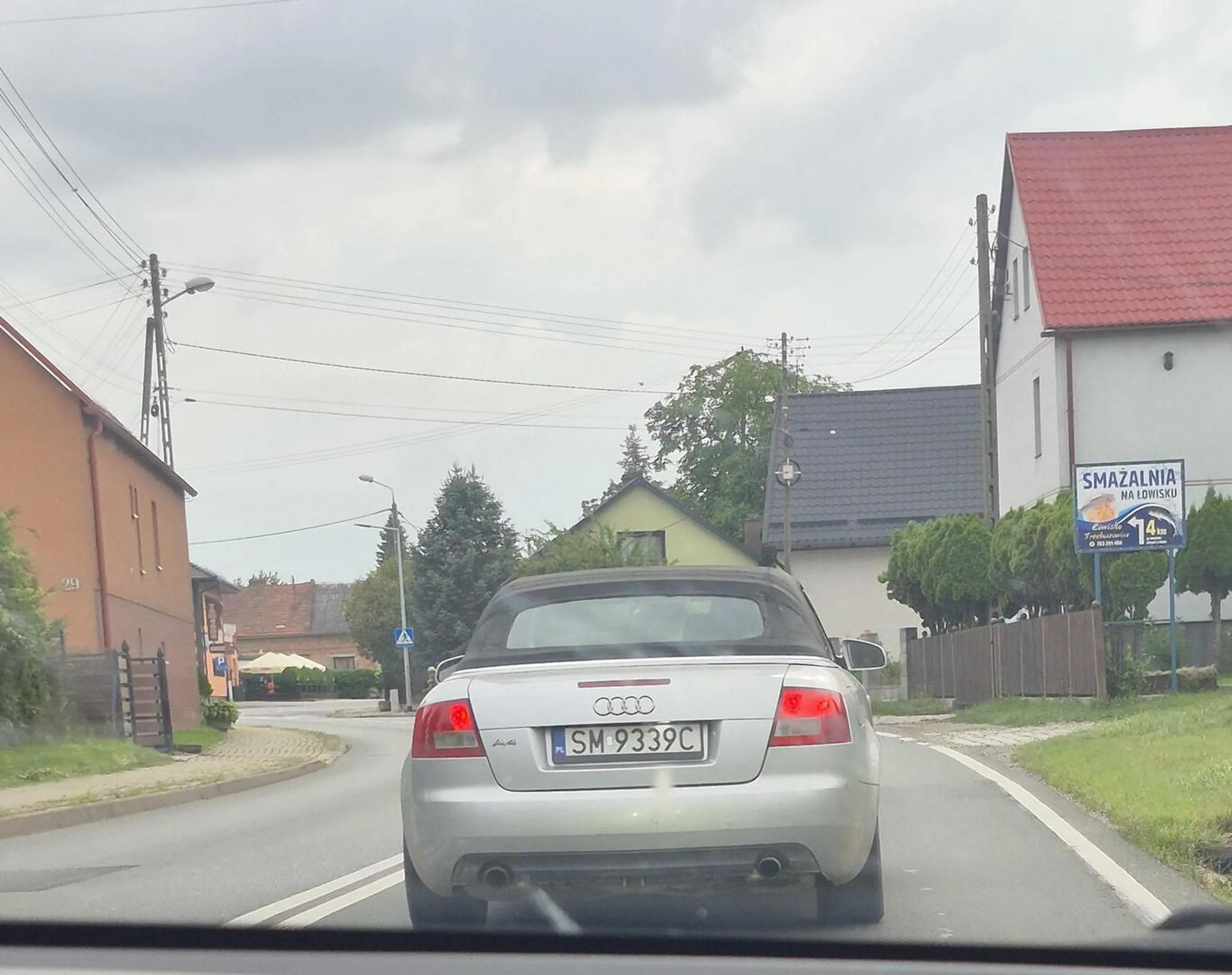 Wymusza pierwszeństwo a jak zwrócisz uwage to ciągnie sie 30km/h  I nie ma jak go wyprzedzić. Nie pozdrawiam buraka.