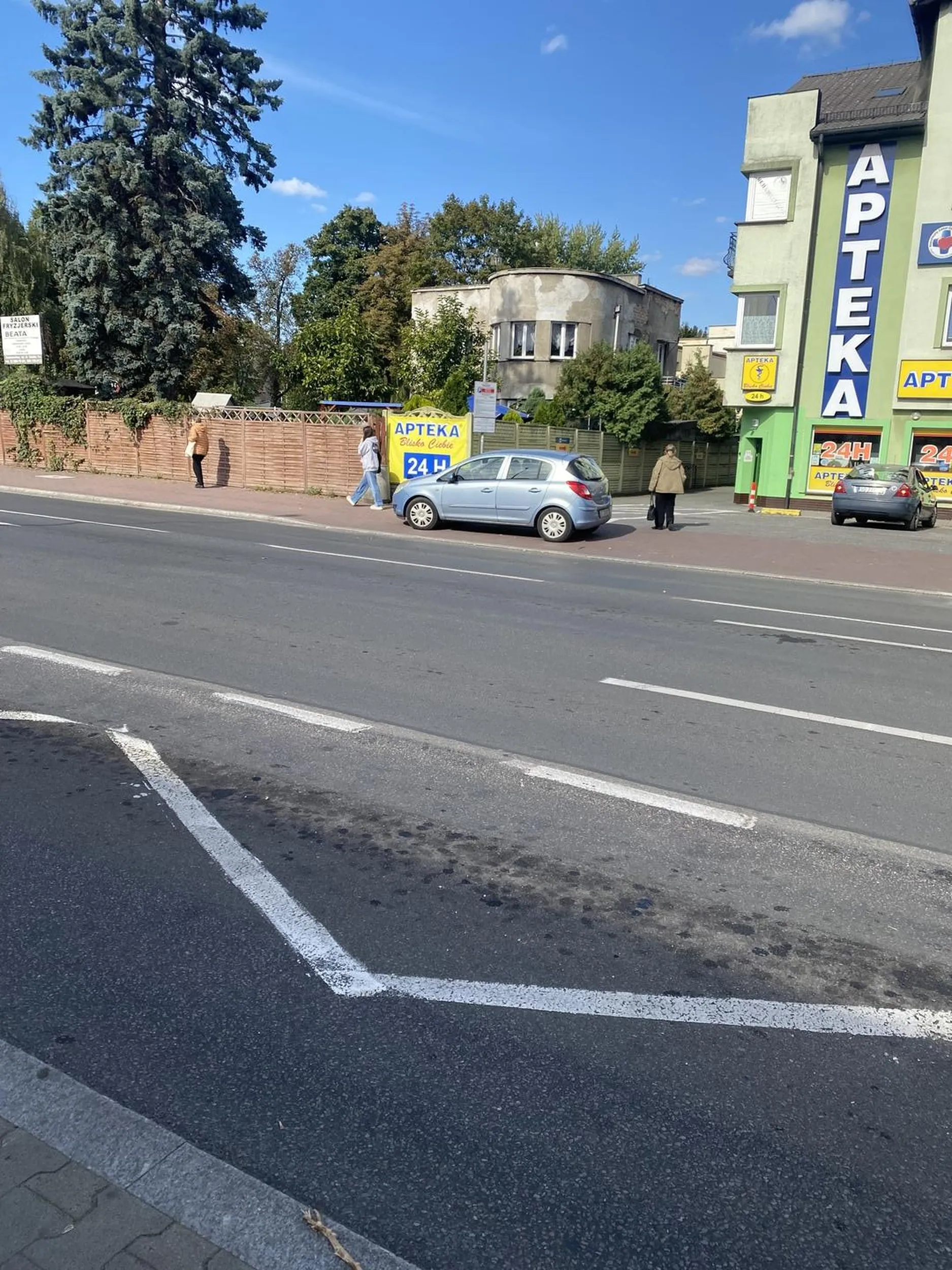 Miejsca nie ma na parkingu że trzeba na chodniku stać