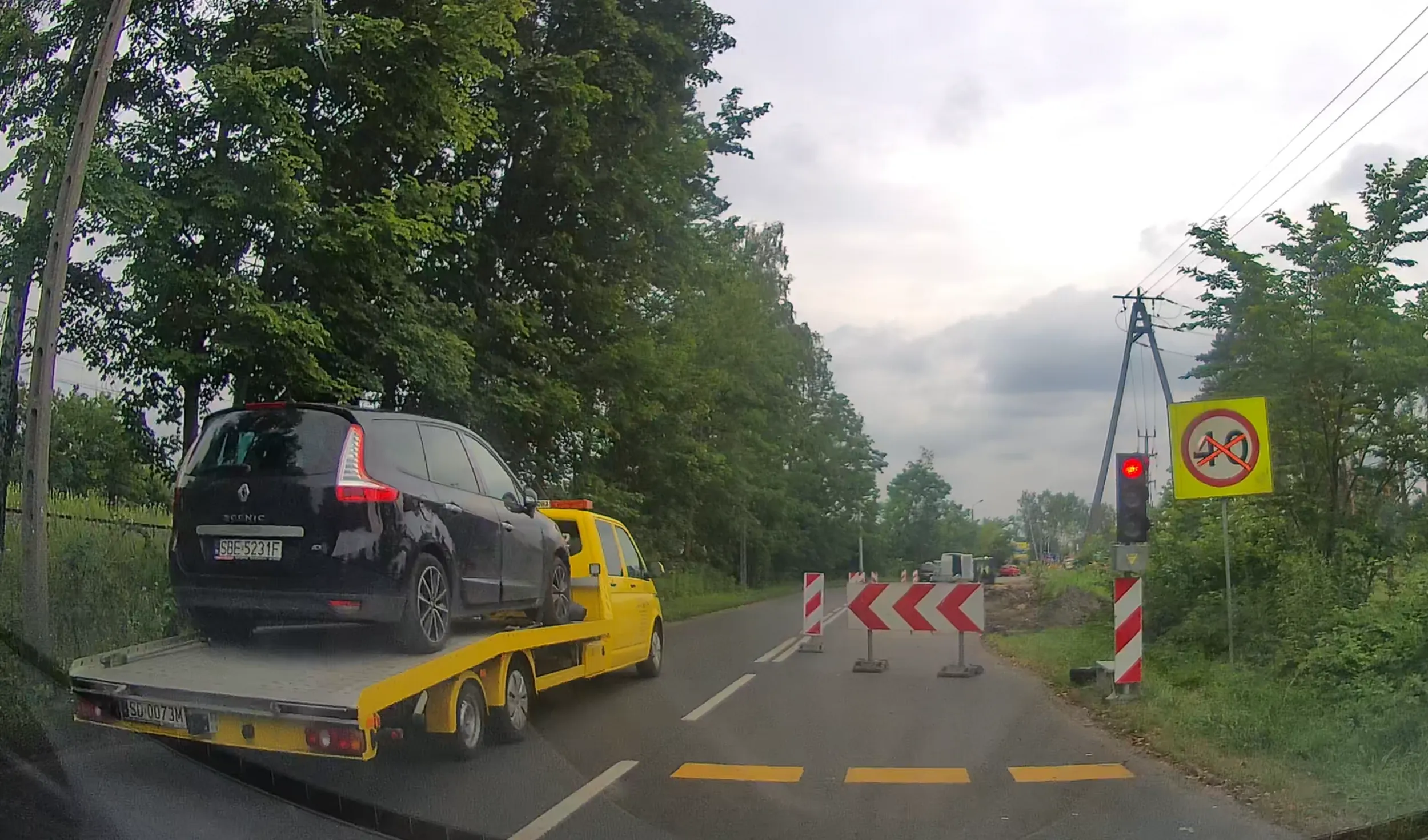 Wyminiecie i wjazd na czerwonym po 13 sek od jego zapalenia