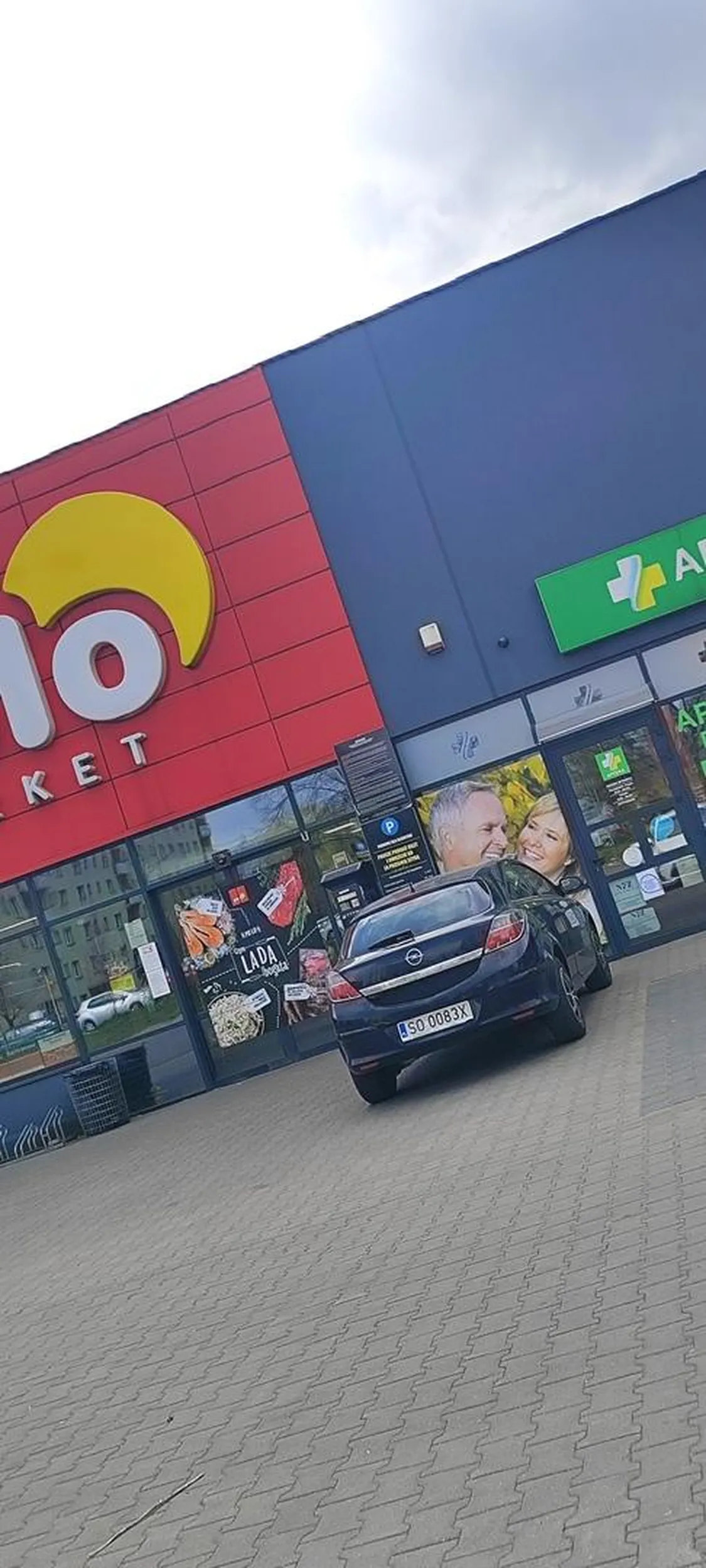 Proponuję wjechać do sklepu bądź apteki. Karyna zmęczona...