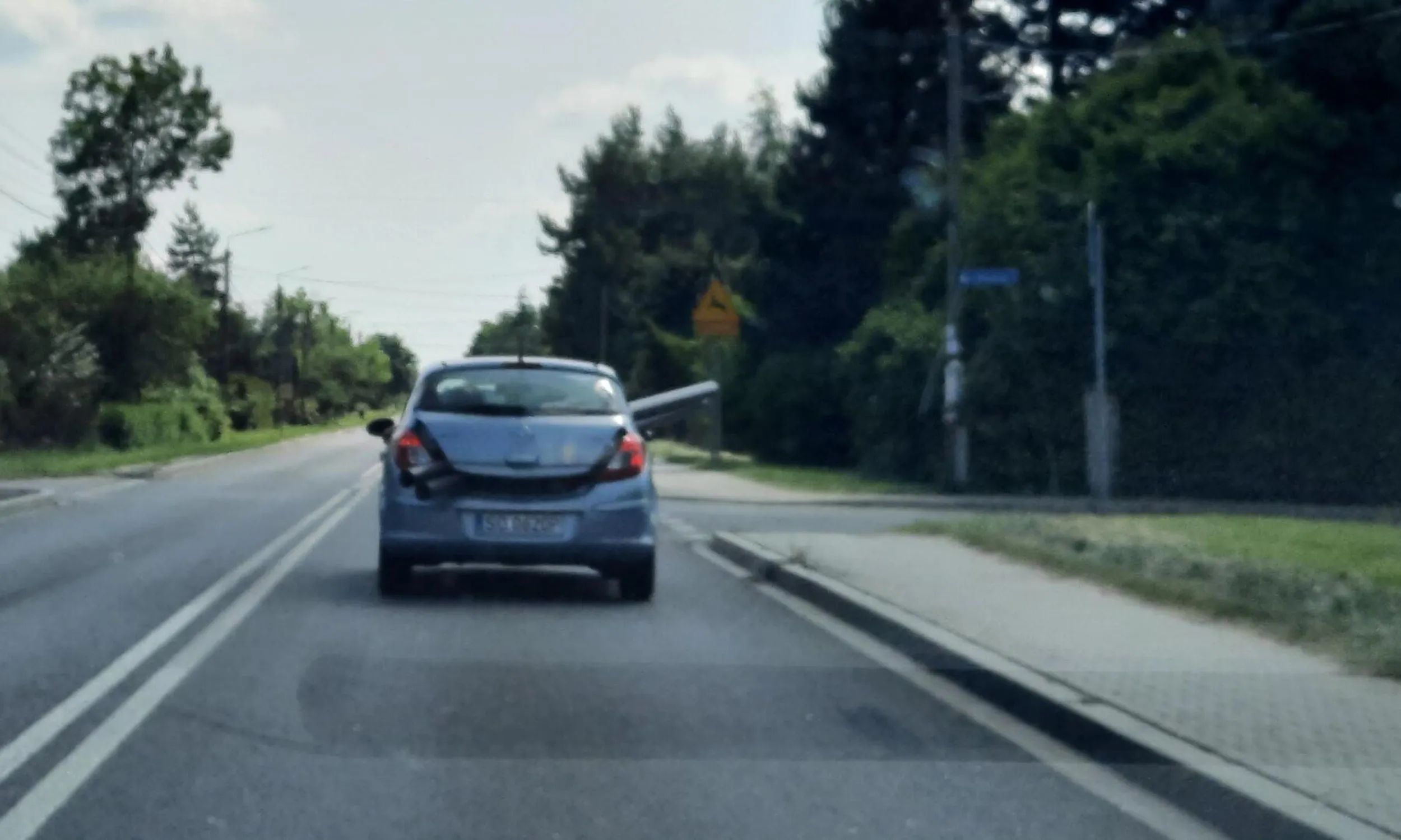 Ostatnio jechałem za idiotą, który w corsie wiózł dwie rury wsadzone po ukosie przez przednią szybę pasażera i bagażnik. Przy czym z bagażnika wystawał tylko mały kawałek, a z przodu lufa odstawała na jakieś 60-80cm poza obrys boczny auta. Jak Don Kichot z włócznią. Aż strach było patrzeć, jak mijając się z innymi kierowcami zbliża się do chodnika. Gdyby ktoś szedł tamtędy albo gdyby musiał wyprzedzić rowerzystę - nieszczęście gotowe. A wystarczyło, żeby większość przesunął na tył, bo gdyby wystawało z bagażnika, to nikomu krzywdy by nie zrobił. Szczegóły - proszę bardzo: 18.06.2025, 14:31, Chruszczobród, woj,. śląskie, nr. rej. SO0620P, szary opel corsa.