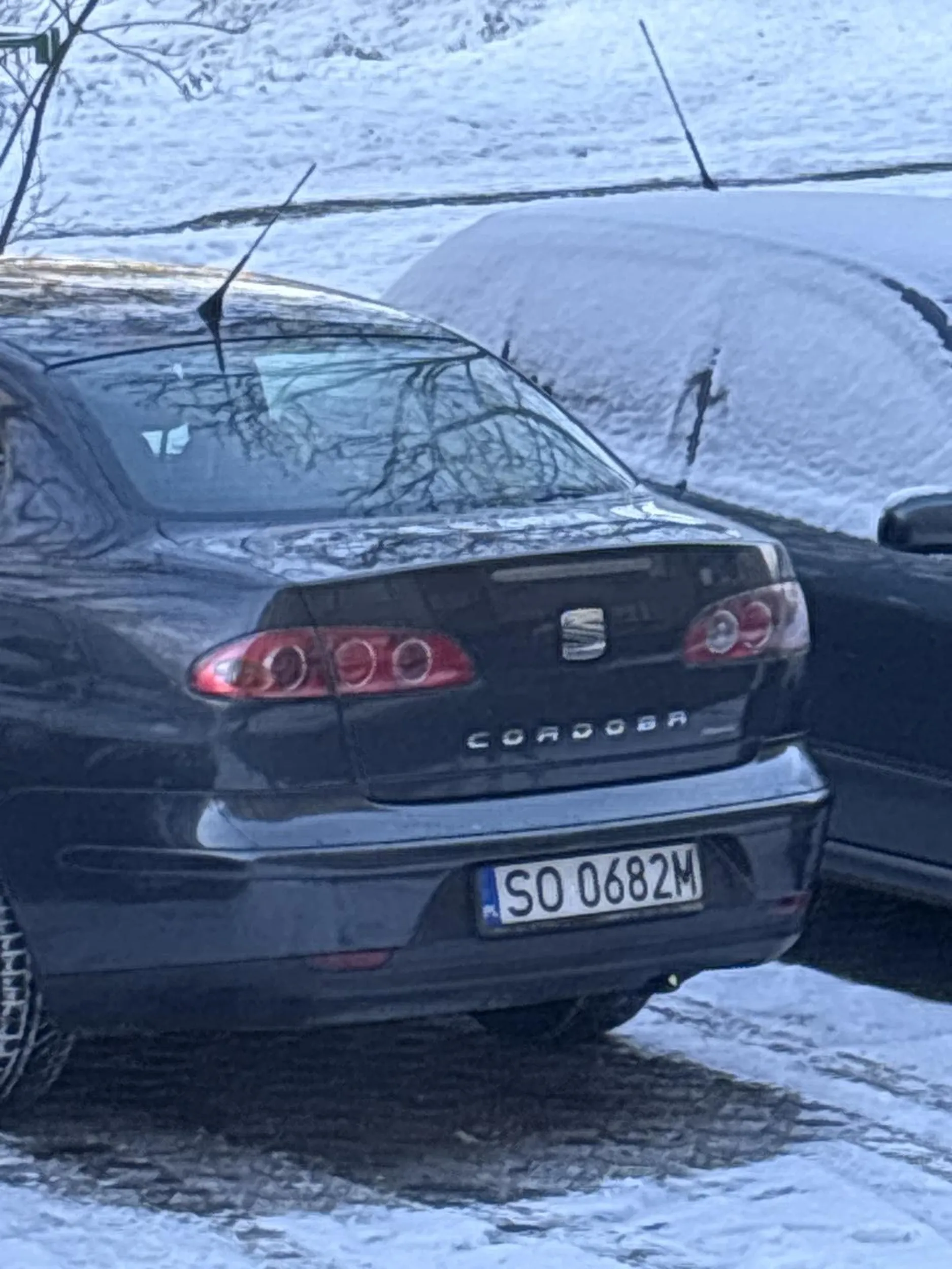 kierowca uszkodził moje auto pod blokiem wyjeżdżając z parkingu i uciekł!!!