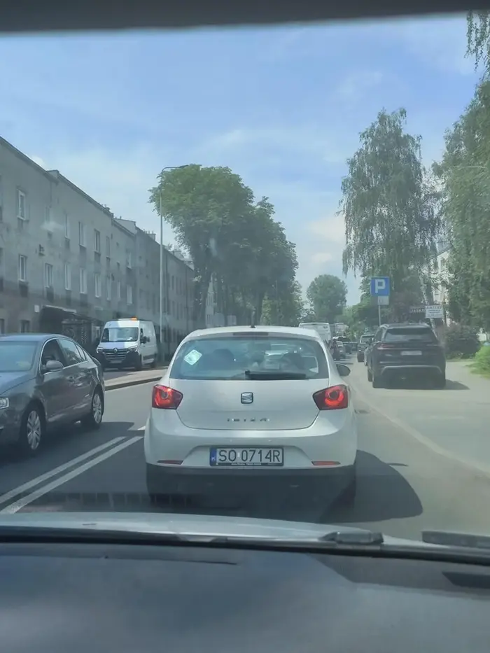 Ciemny kapuściany łeb nie zna zasad ruchu drogowego.Proponuje odłożyć kluczyki i wrócić spowrotem na kurs prawa jazdy.