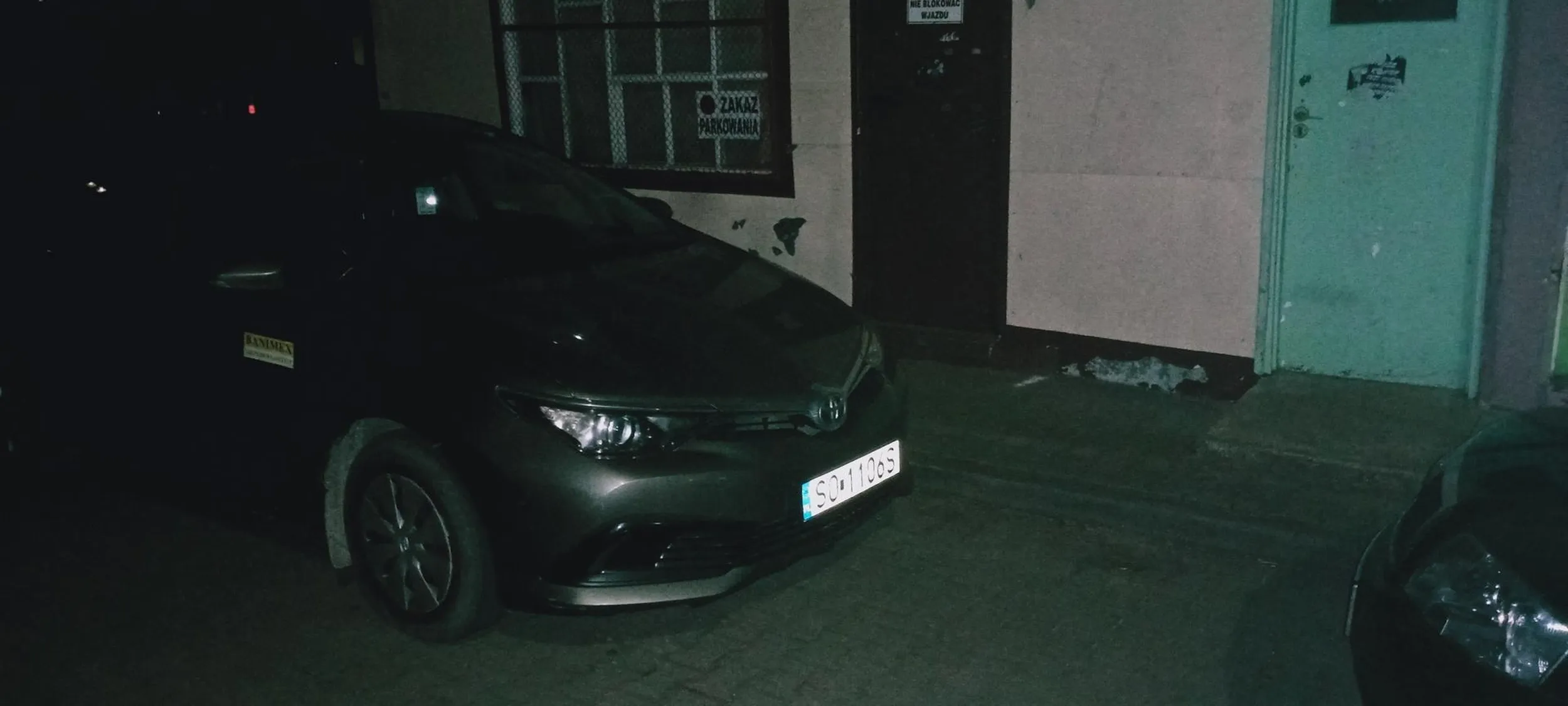 Wyjatkowy analfabeta, który w strefie zamieszkania parkuje w miejscu niedozwolonym, tarasujac dodatkowo wjazd do garażu dla motocykli.