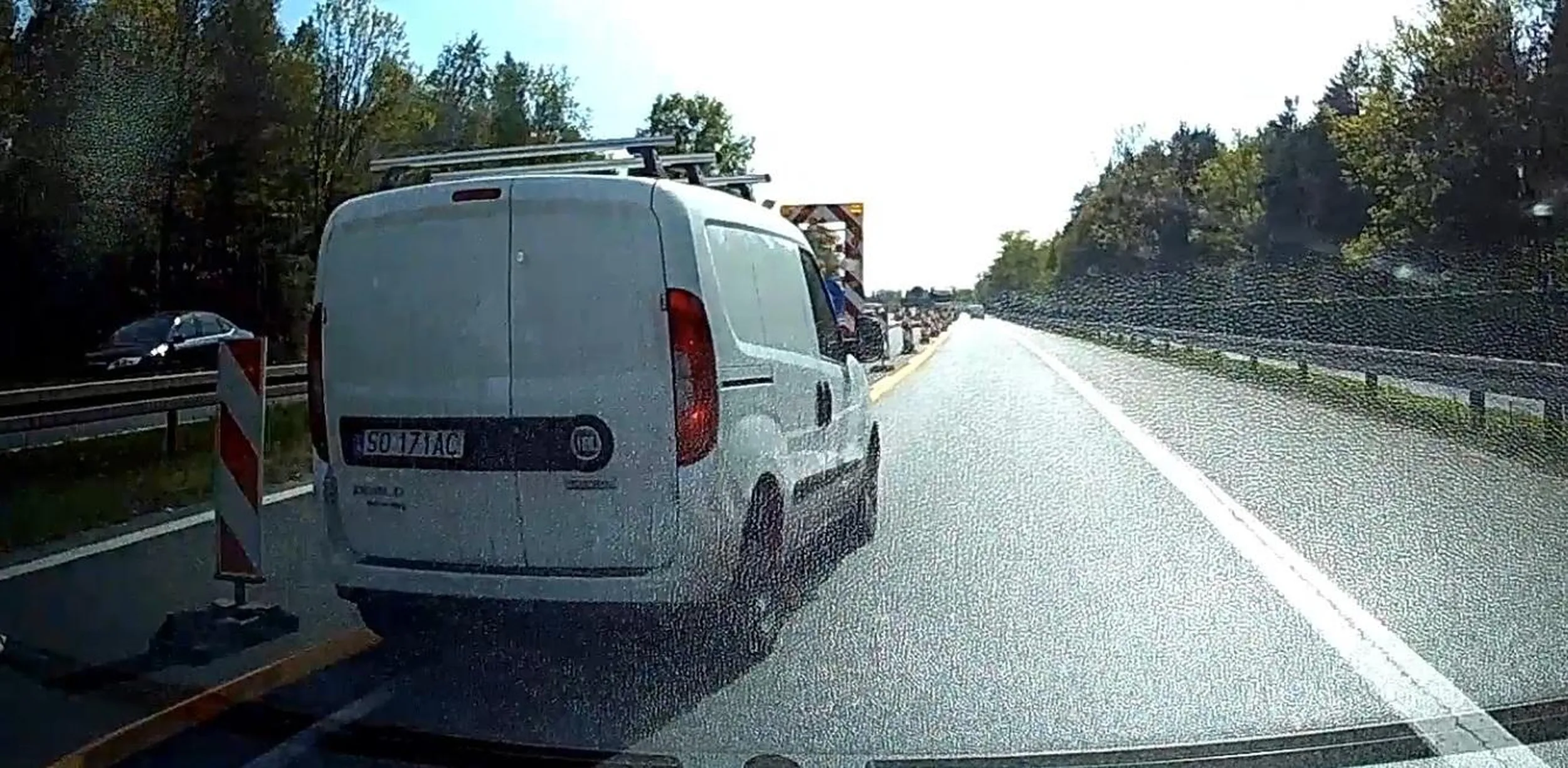 Wymuszenie pierwszeństwa, niebezpieczny manewr zmiany pasa ruchu, brak sygnalizacji manewru, niezachowanie odpowiedniej odległości, spowodowanie zagrożenia.