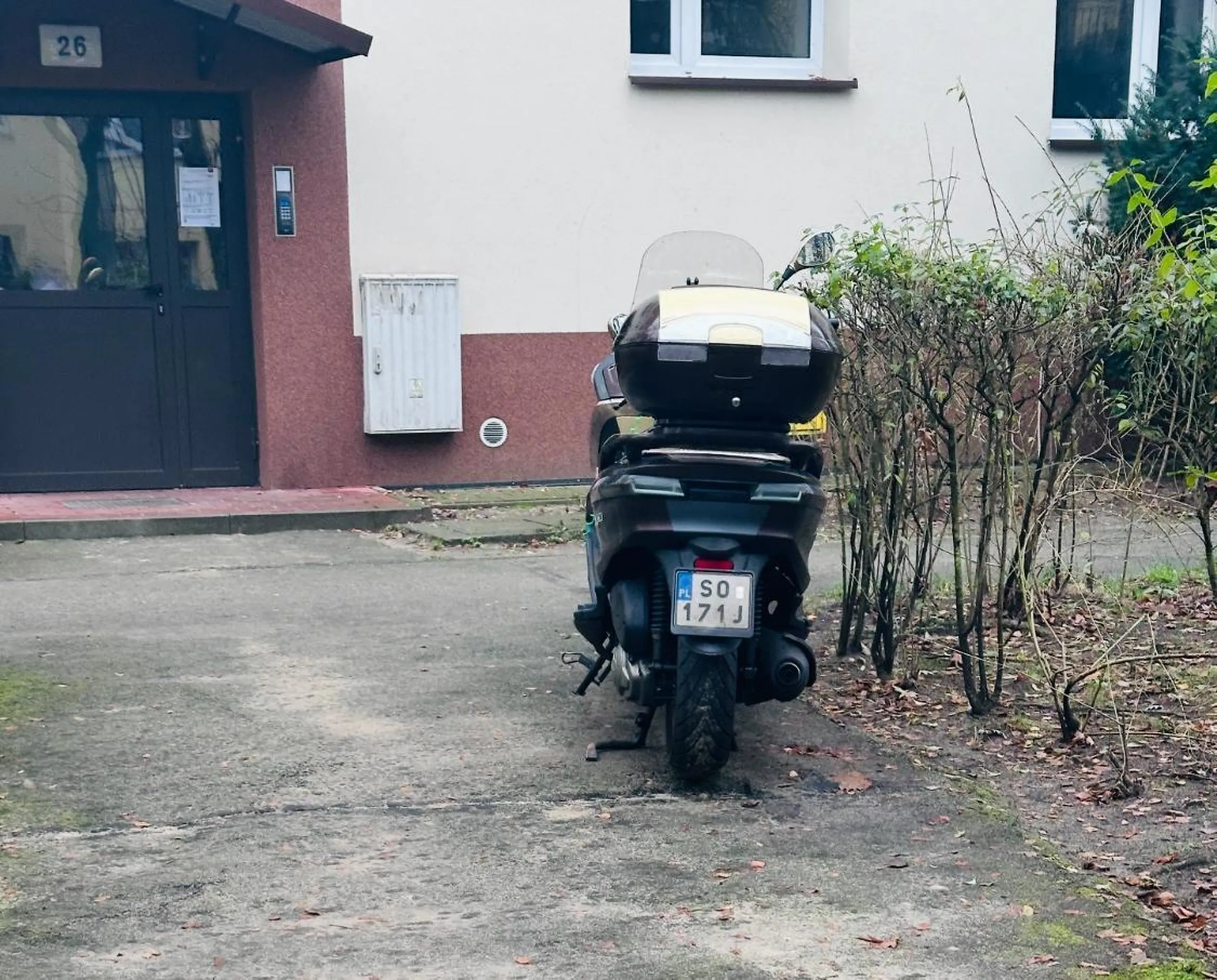 Szanuj pieszych. To chodnik, nie parking!