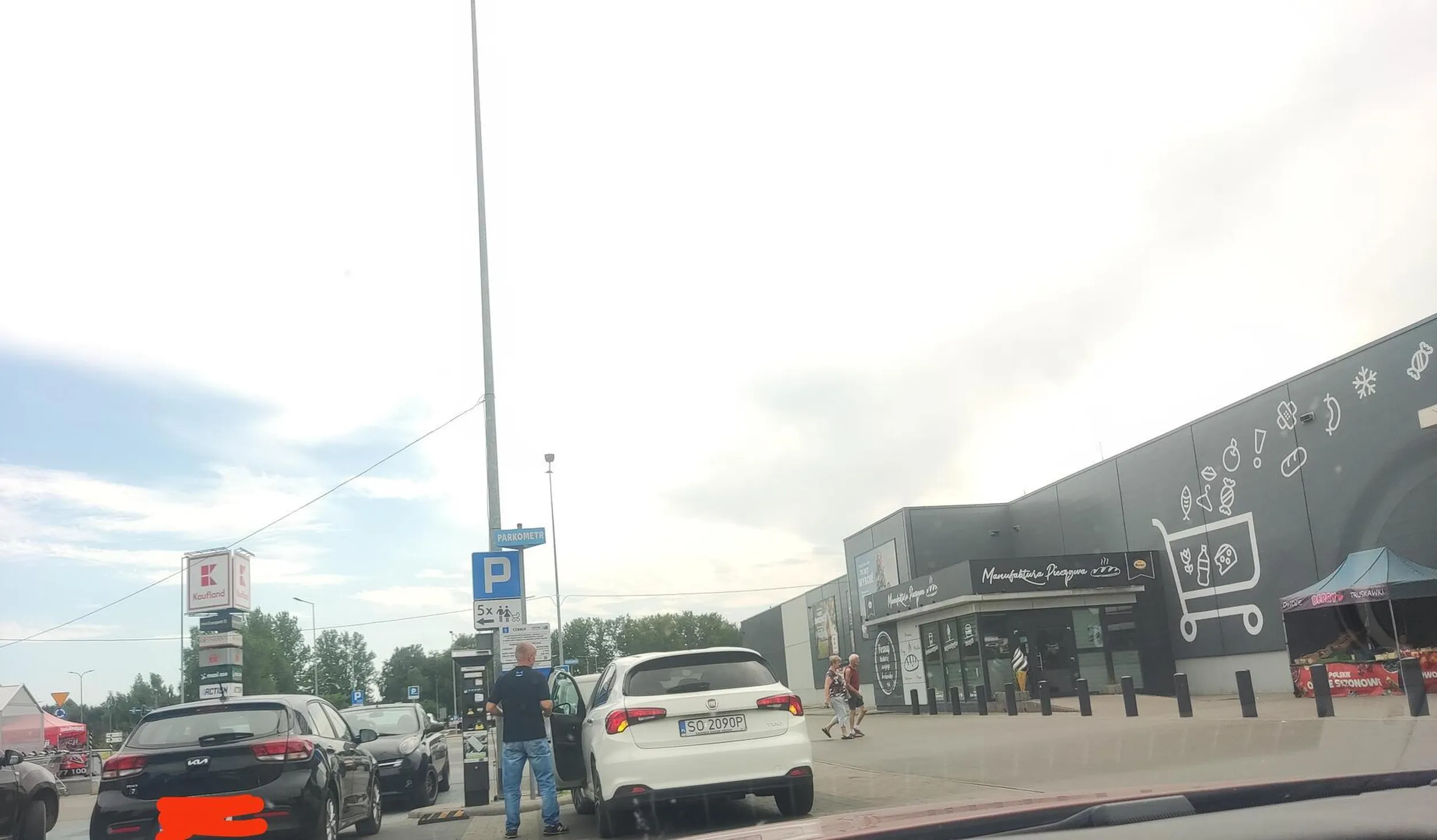 parkuje na miejscu dla rodzin z dziećmi mimo że jest sam...