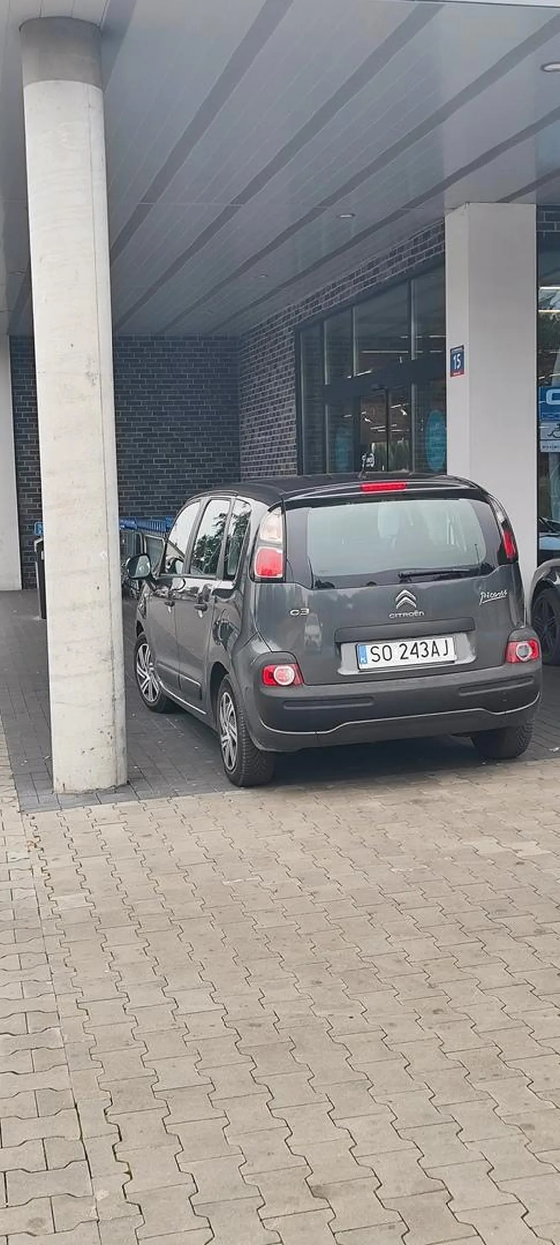 Do sklepu od razu wjechać...  Co tam że blokuje wejście komuś, starszy pan któremu wszystko wolno