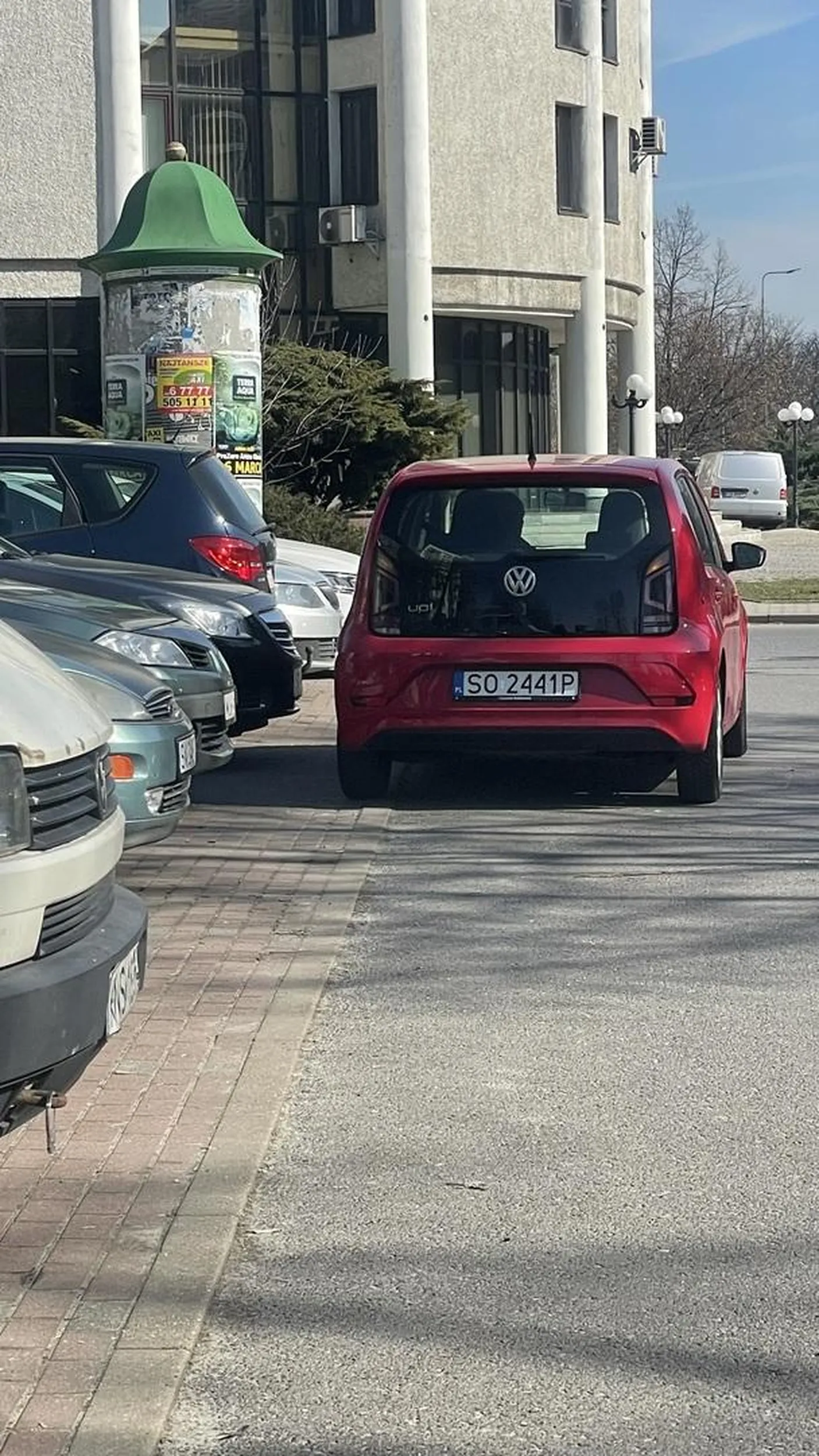Ziomek tu się nie parkuje na pół godziny blokując inne auta pozdro