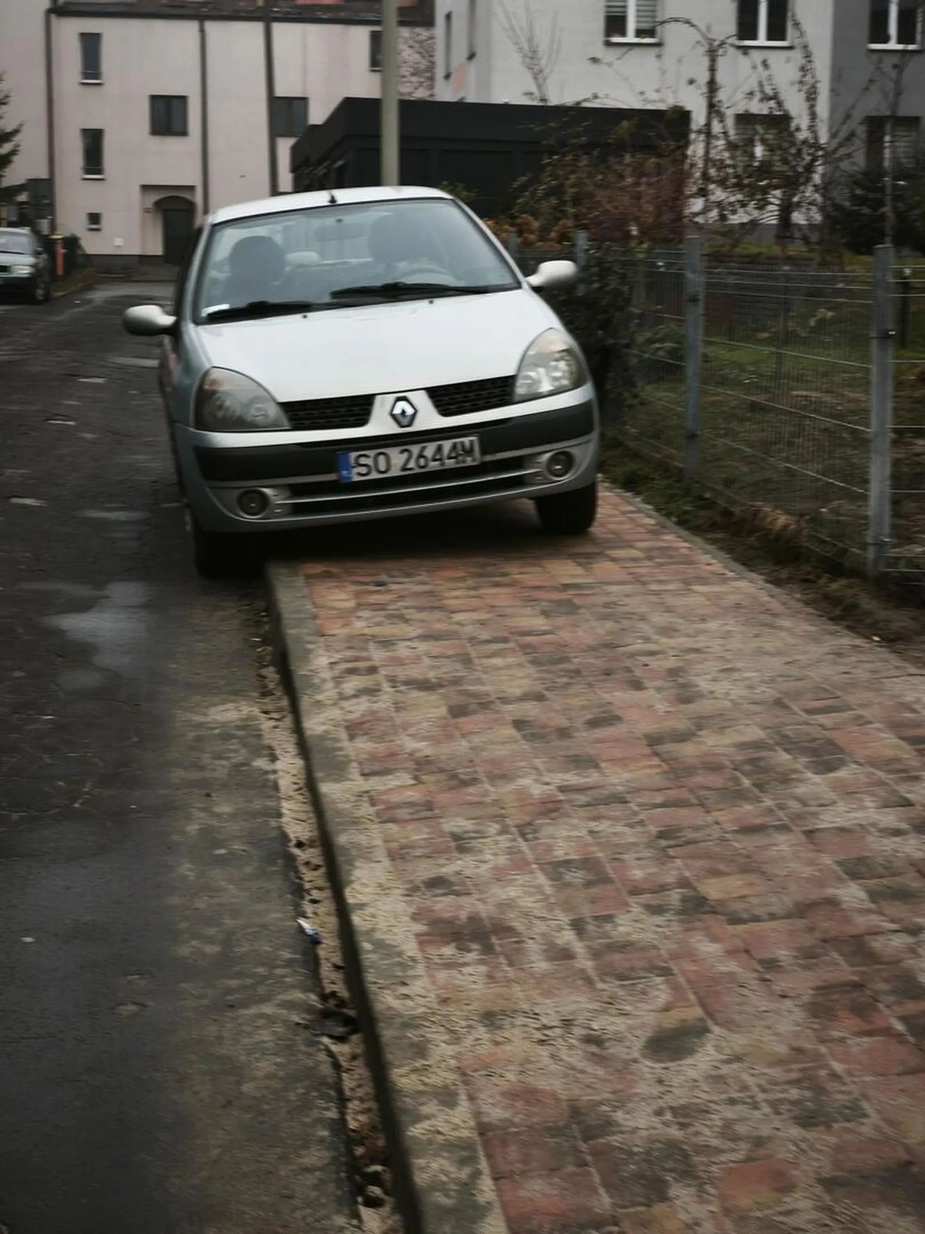Ledwo chodnik zrobiony, a już burak parkuje na nim, blokując przejście