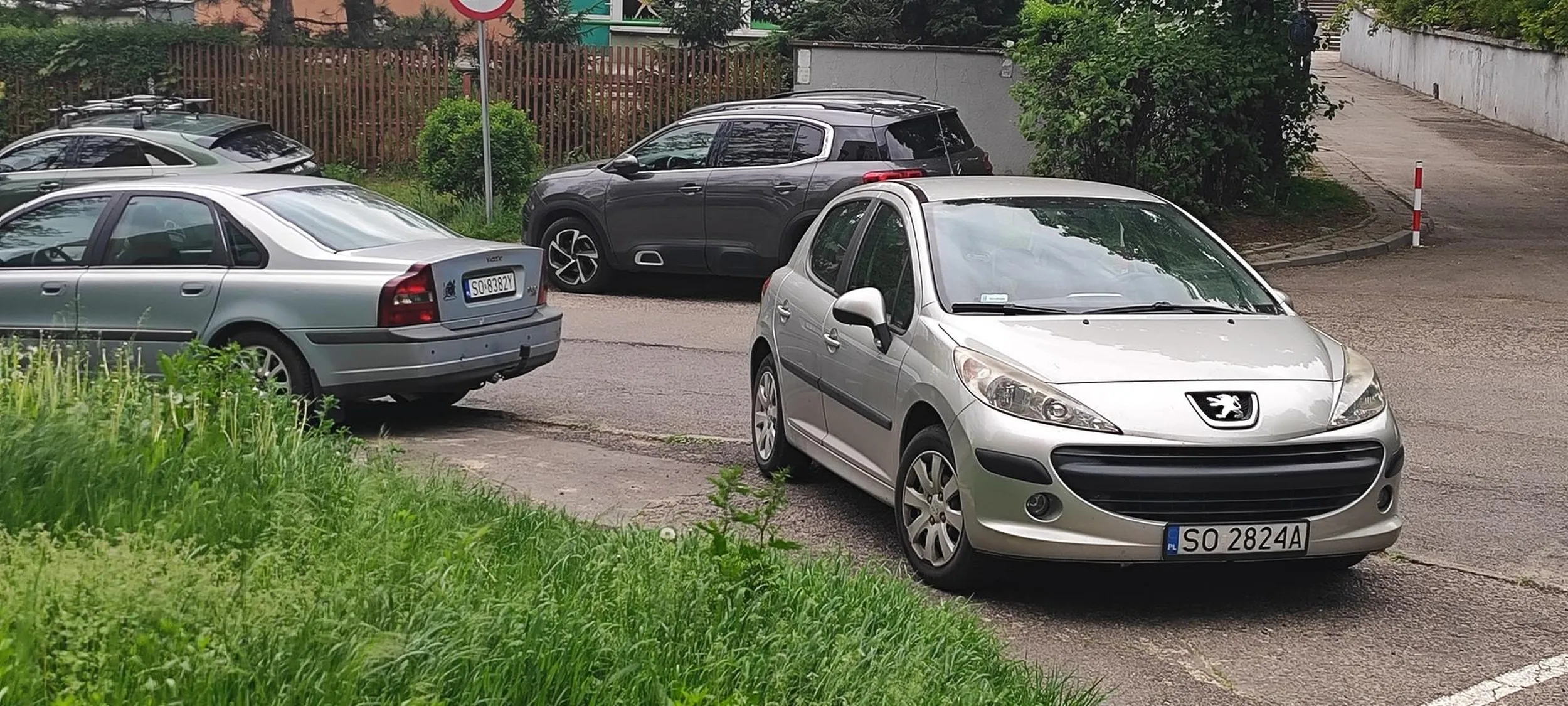 Kolejny rodzic który przyjeżdża do przedszkola po dziecko i blokuje  chodnik. Przecież tylko na chwilę