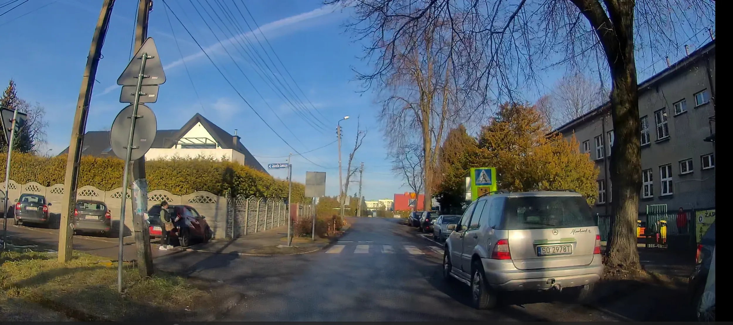 Typ parkuje bezpośrednio przed przejściem dla pieszych przed wyjściem ze szkoły podstawowej. Na zwrócenie uwagi odpowiedz "i co z tego, jedz pan". Pewnie jego dzieciak tez korzysta z tego przejścia. Brak wyobraźni.