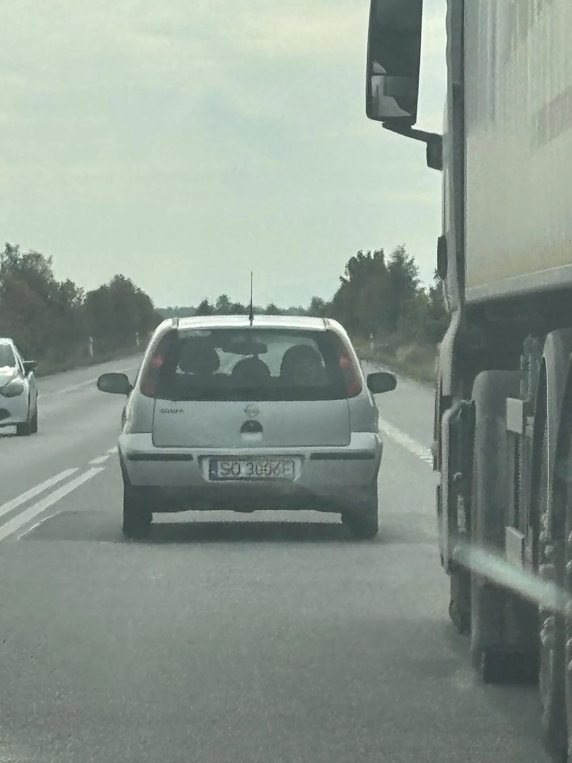 Stwarza zagrożenie dla ruchu drogowego, na drodze gdzie dozwolona jest prędkość 90km/h Pani jechała 30km/h. Hamowała ruch, pomimo, iż odcinek drogi był taki, aby zjechać na bok i ustąpić miejsca. Tiry ustępowały i zjeżdżały, jednak Pani nie. Z powodu dużego ruchu na drodze, wyprzedzanie nie było możliwe. Sugeruje, rozglądanie się w lusterka wsteczne, iż korek za Panią był duży.