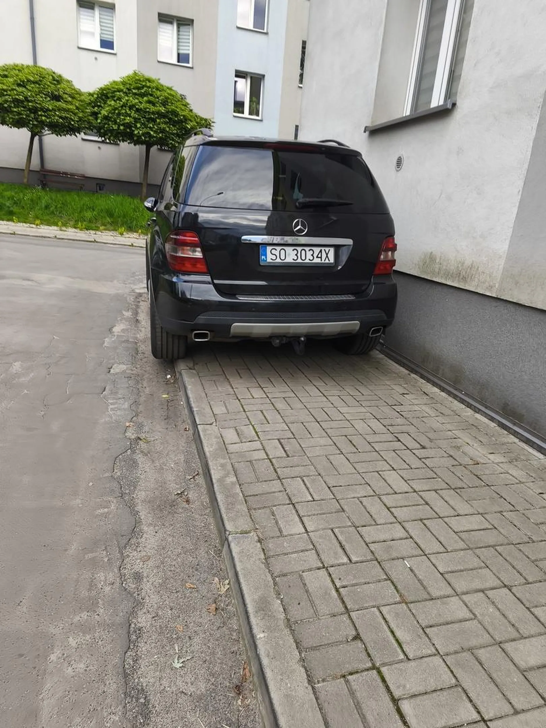 Co z tego, że chodnik. Mam mercedesa, to pokażę jakiego mam małego.