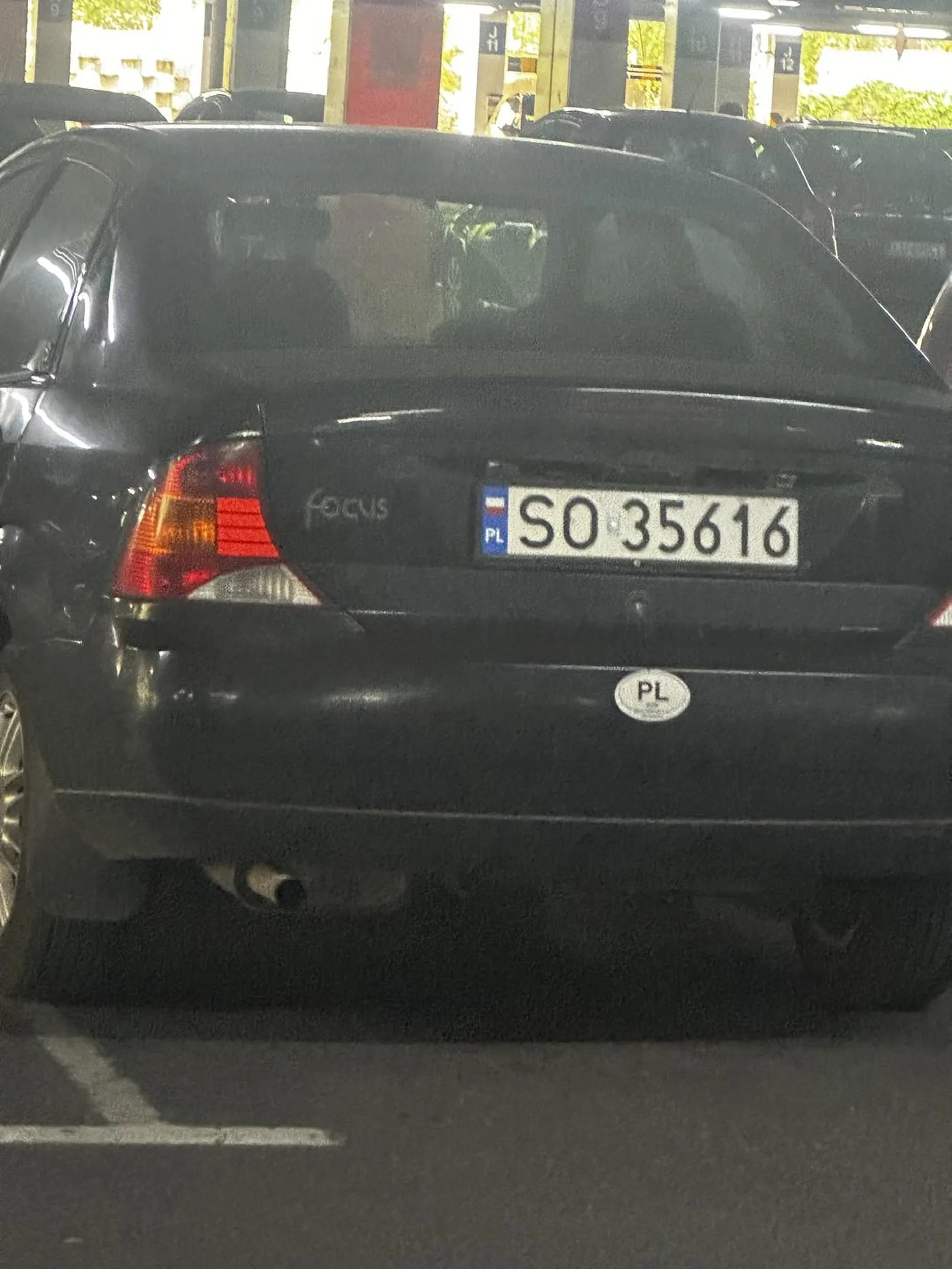 Baba nie potrafi jeździć, naucz się przepisów jakie obowiązują i że nie masz wszędzie pierwszeństwa jako baba za kółkiem bo się kiedyś zdziwisz jak Ci kiedyś ktoś auto skasuje z Twojej winy.