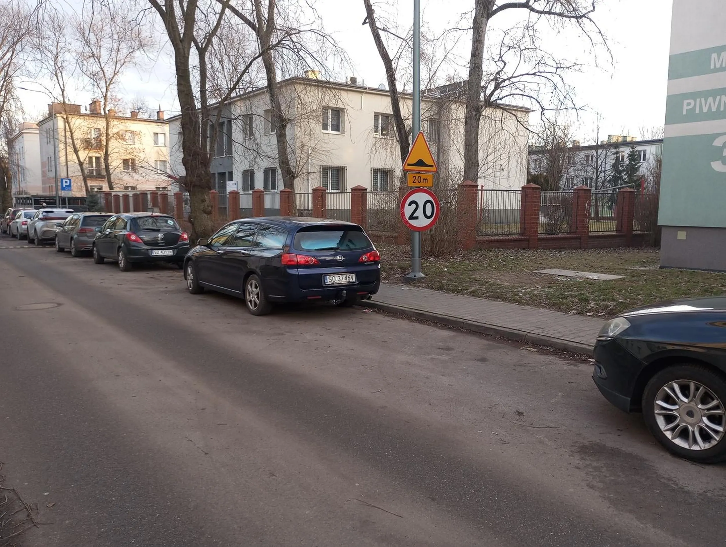 Tak to trzeba umieć parkować. Zająć dwa miejsca jednym samochodem.