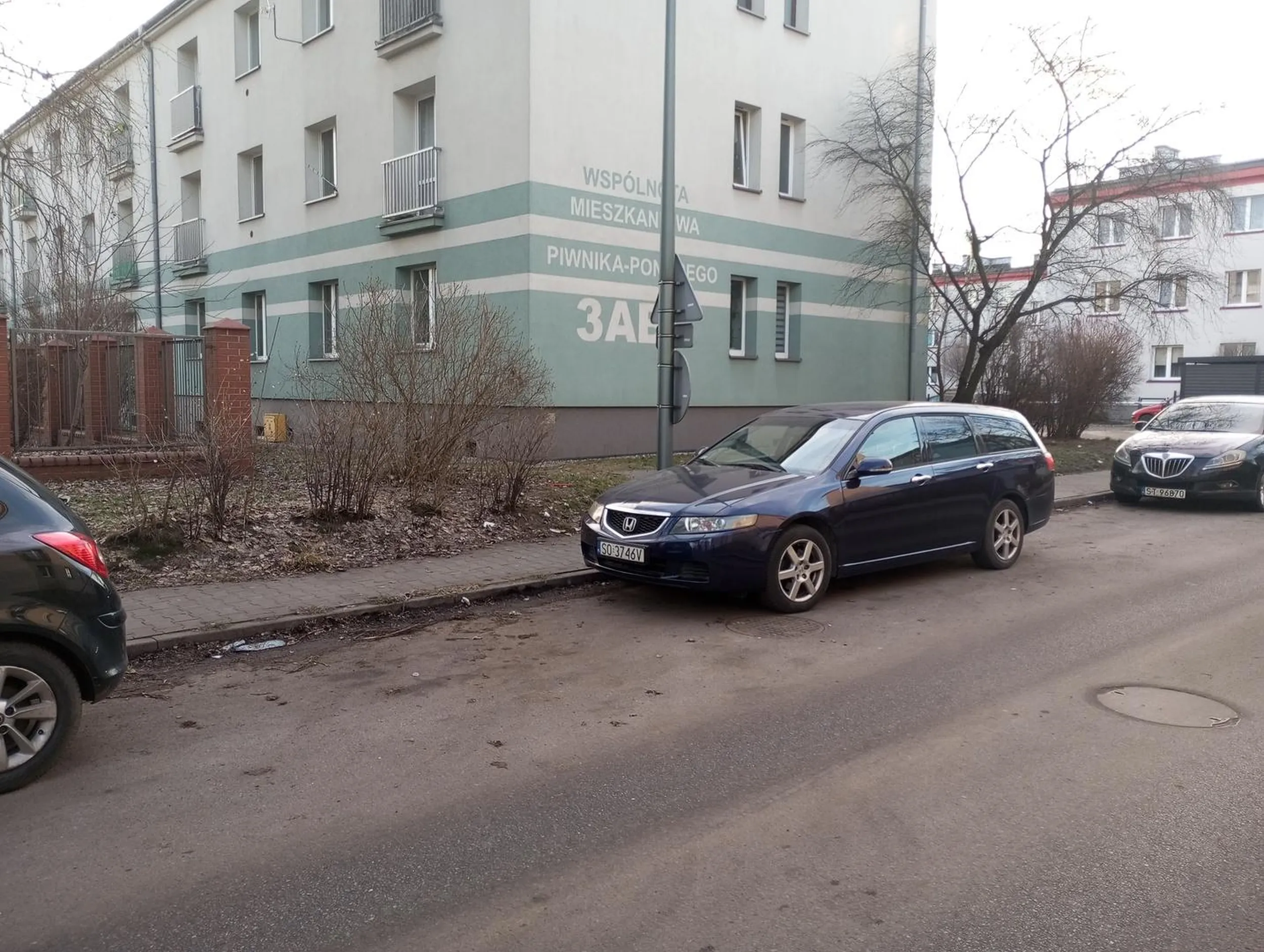 Tak to trzeba umieć parkować. Zająć dwa miejsca jednym samochodem.