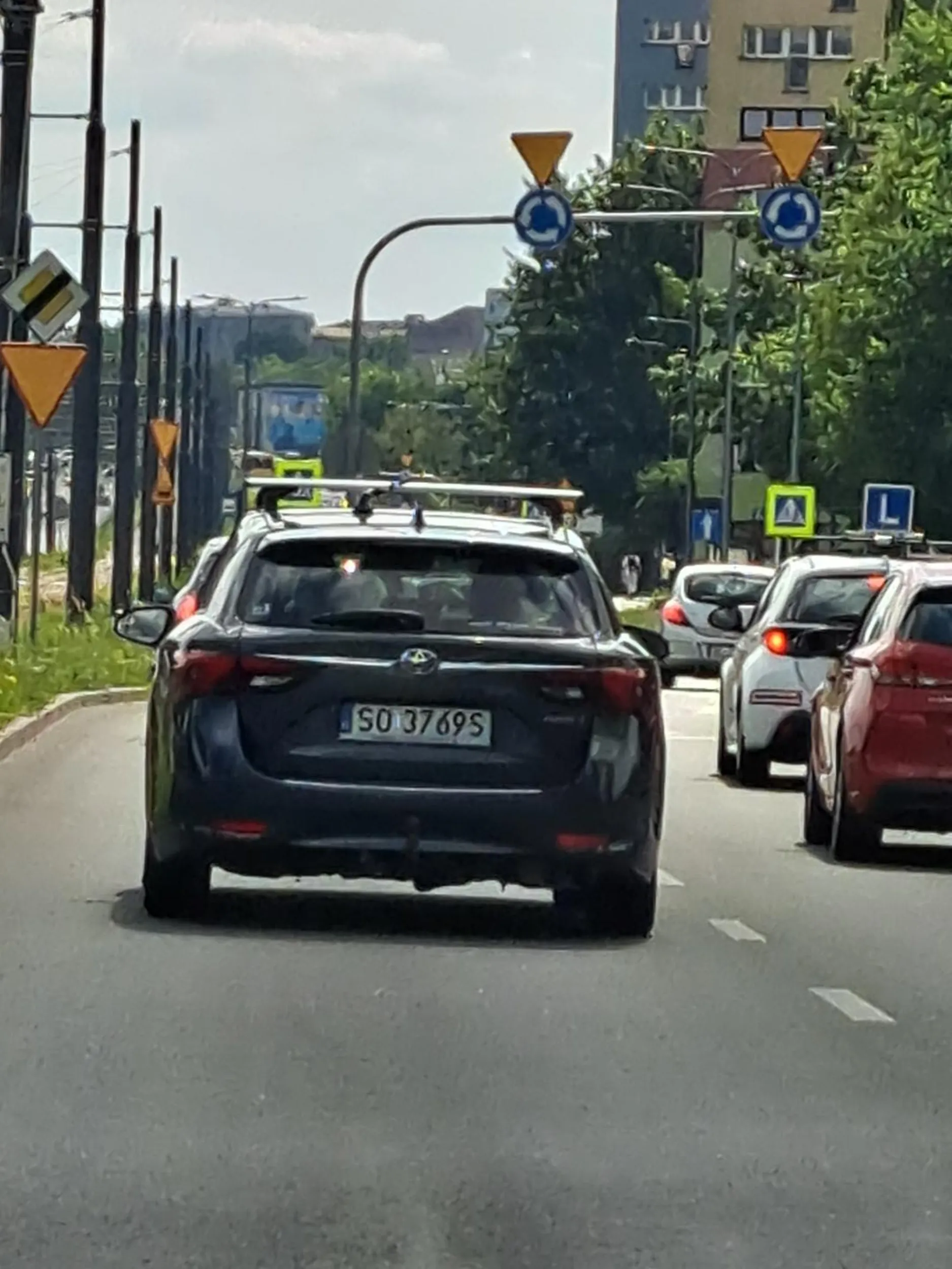 Czy Pan zdaję sobie sprawę że jazda z taką szybkością na ograniczeniu  50 km h grozi wypadkiem? Jak Pan wjeżdża na rondo to warto zobaczyć czy na tym.rondzie ktoś już jest