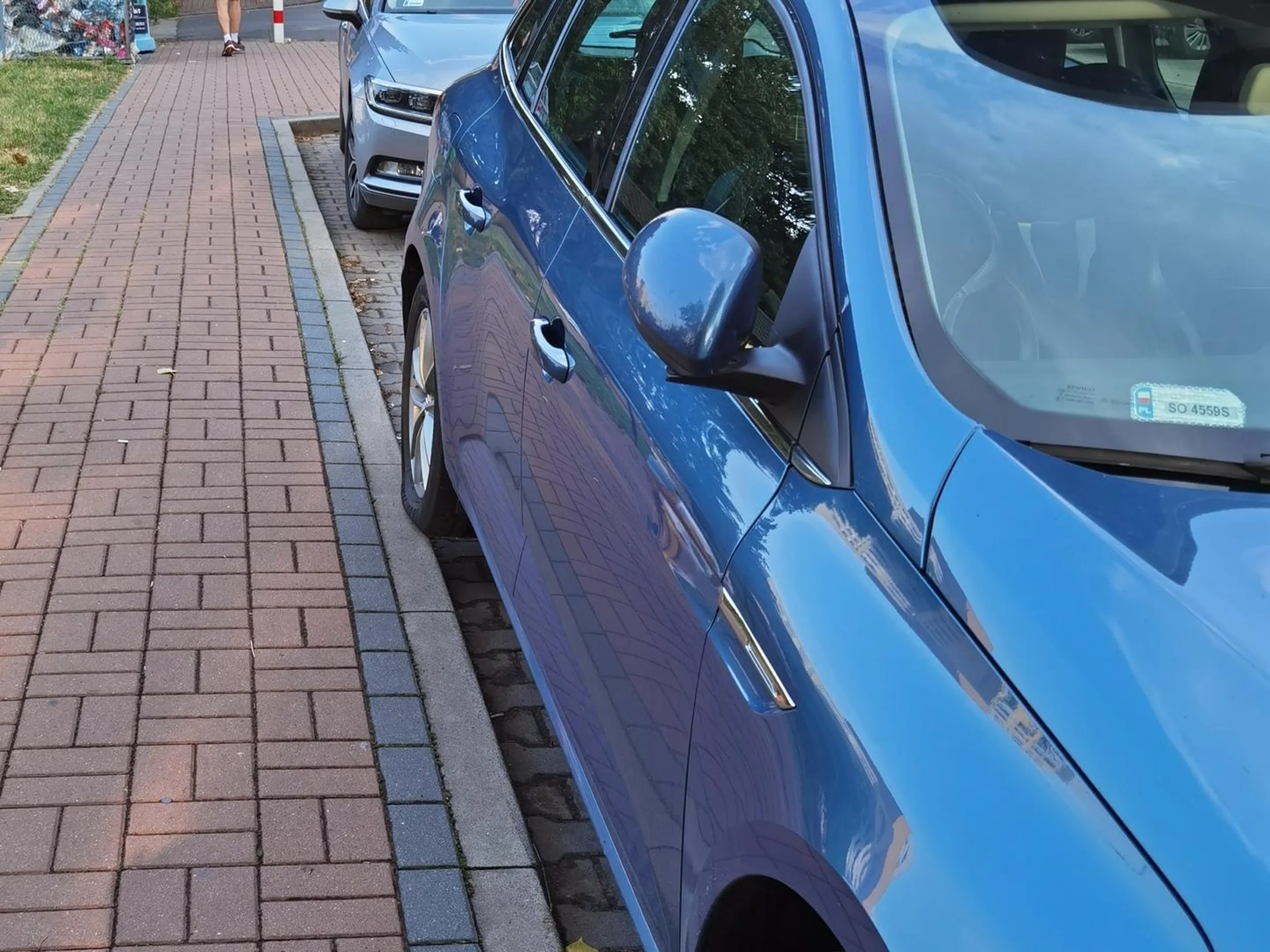 Dobre umiejętności w stawianiu tak niewielką powierzchnią opony na krawężniku