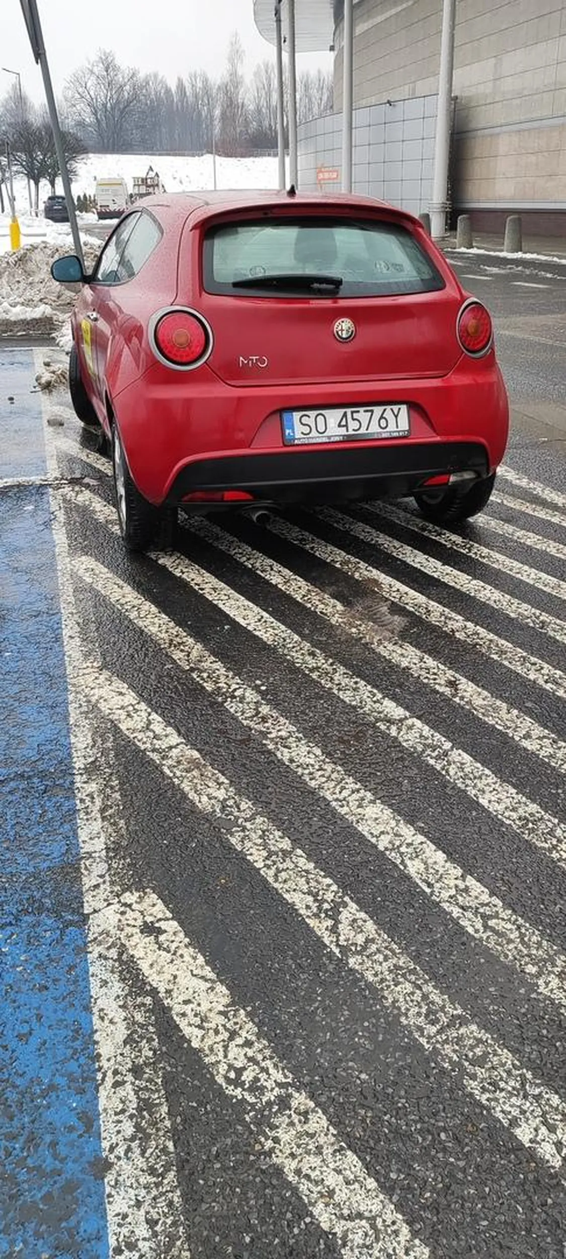 Parking pusty ale książę musi zaparkować pod samym wejściem