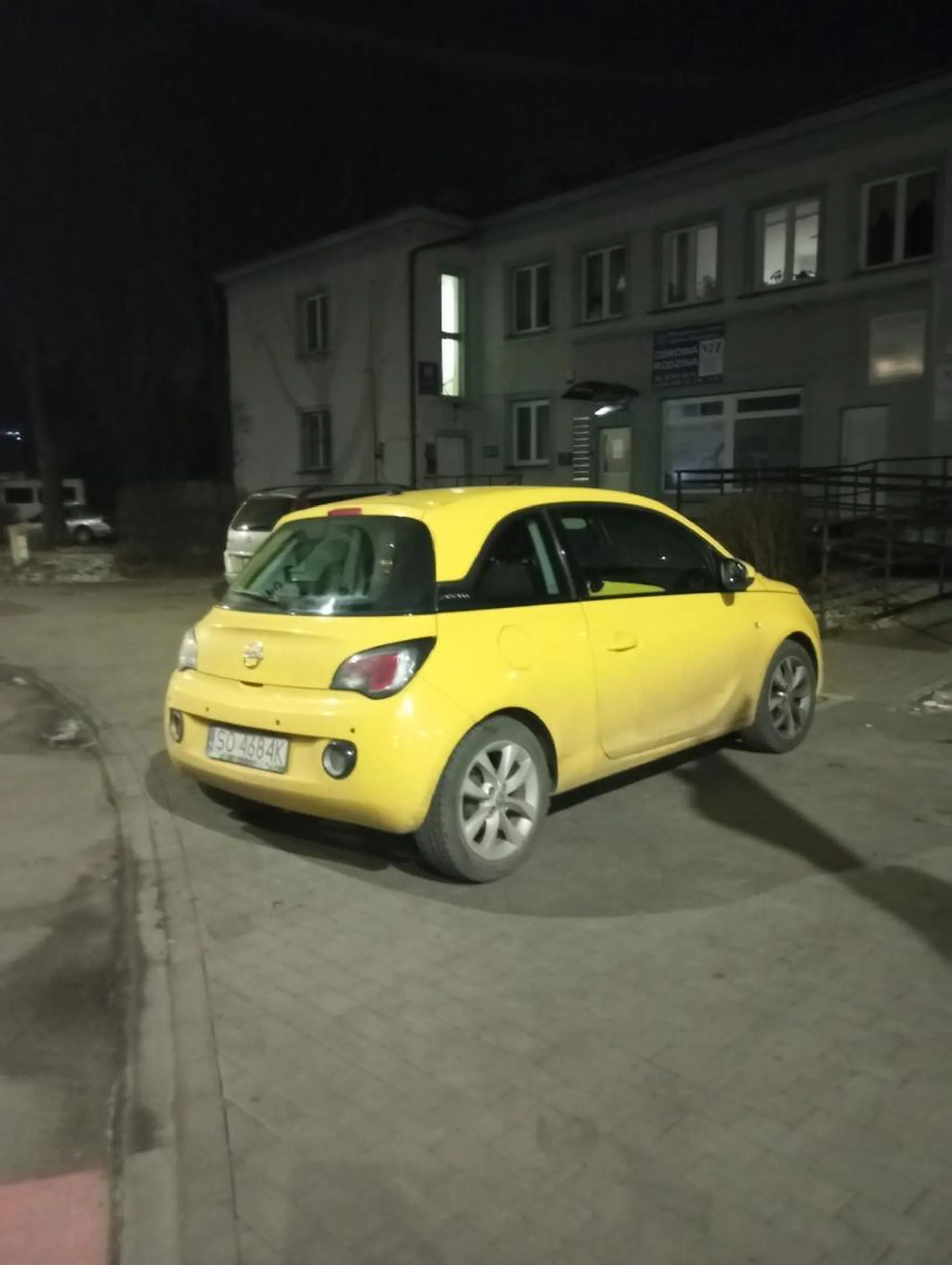 Stanie takie na całym chodniku i omijaj jaśnie kierowcę.