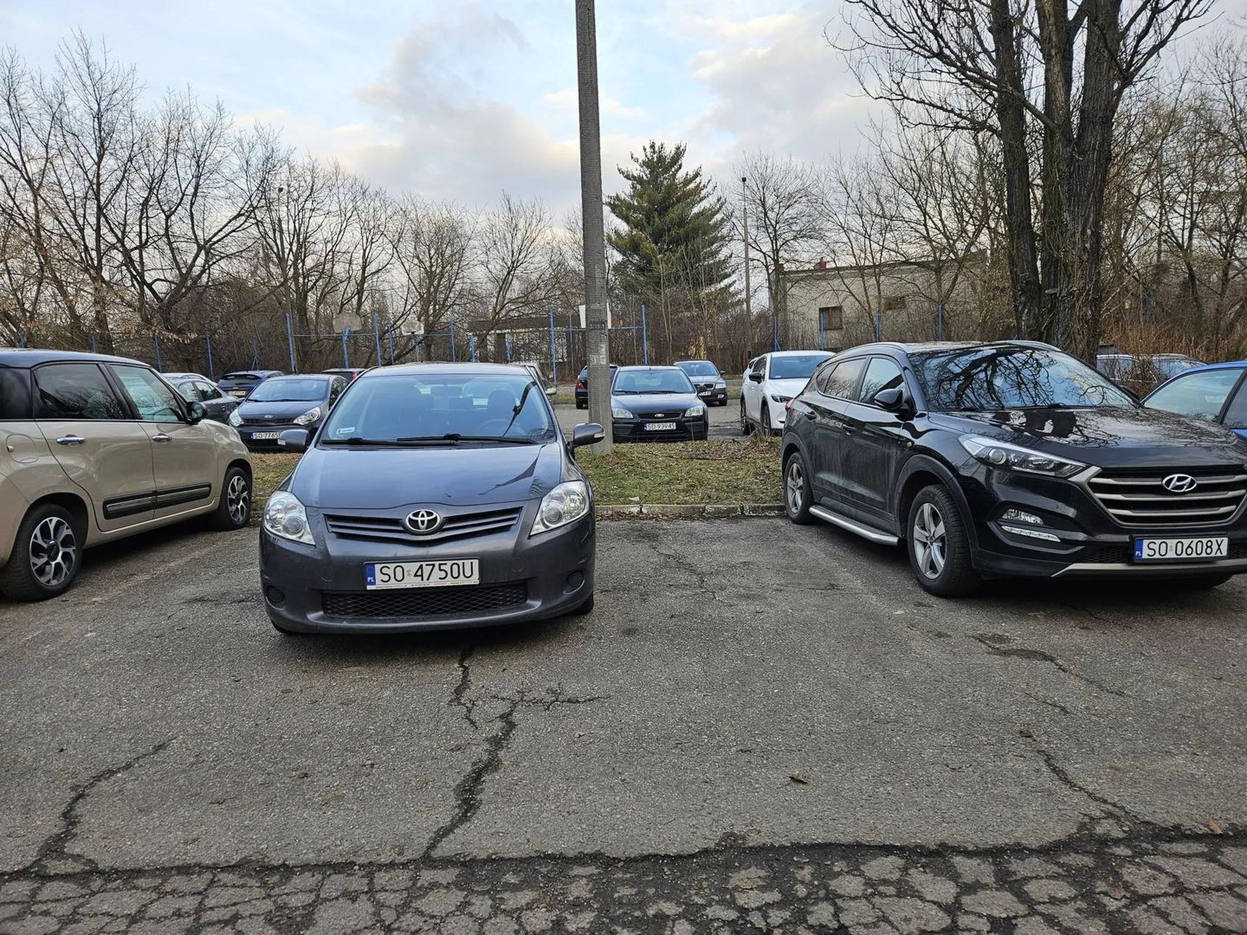 Naucz się parkować w liniach bo inni nie mają przez Ciebie gdzie zostawić samochodu