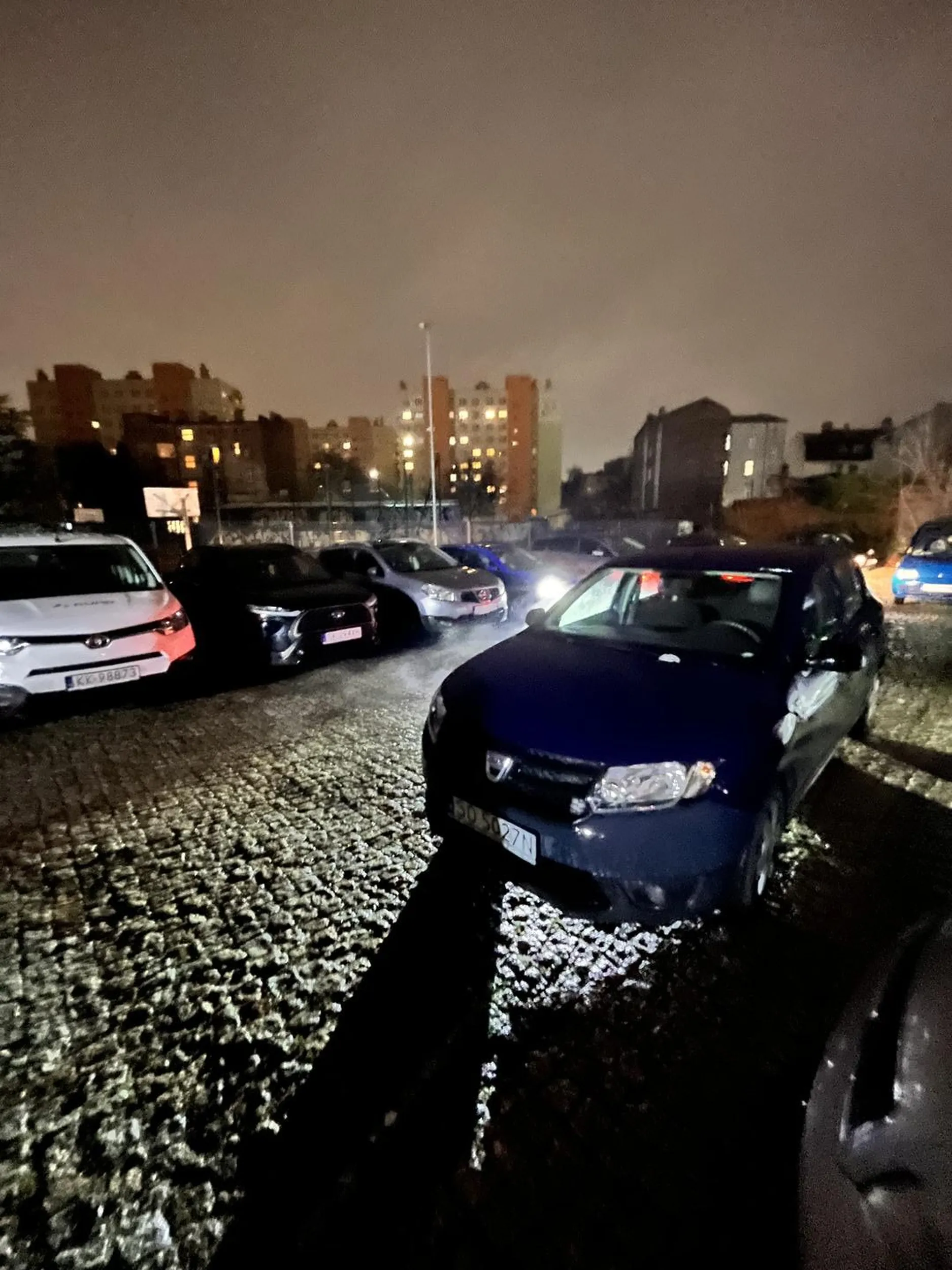 Brawo dla kierowcy, który zablokował wyjazd z miejsc parkingowych. Zdjęcie wykonane na szerokokątnym.