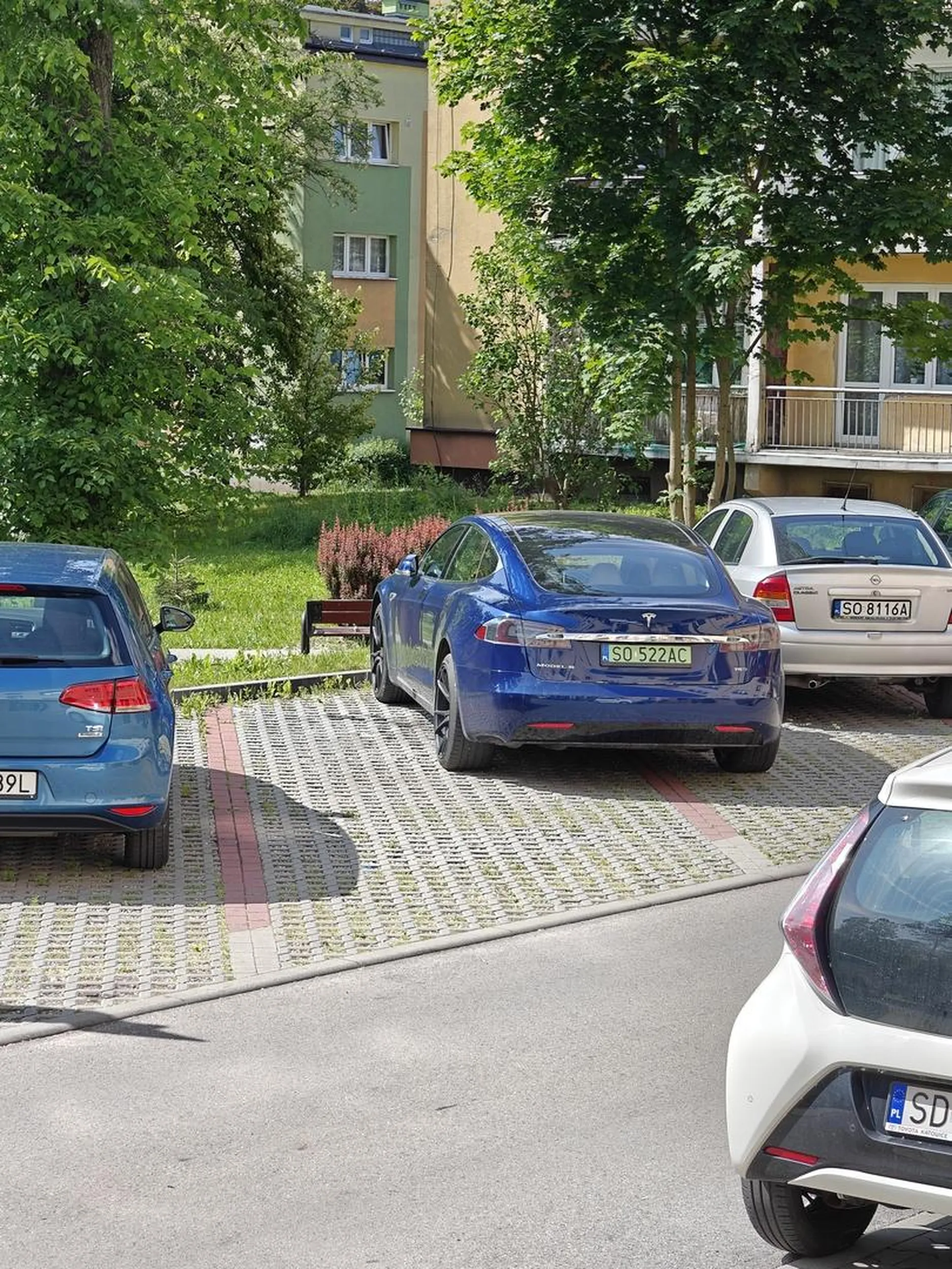 Zaczynam zauważać, że właściciele tesli zaczynają być jak właściciele bmw. Burackie parkowanie drugi dzień z rzędu na różnych miejscach. I nie, nikt nie stał źle koło niego wcześniej.