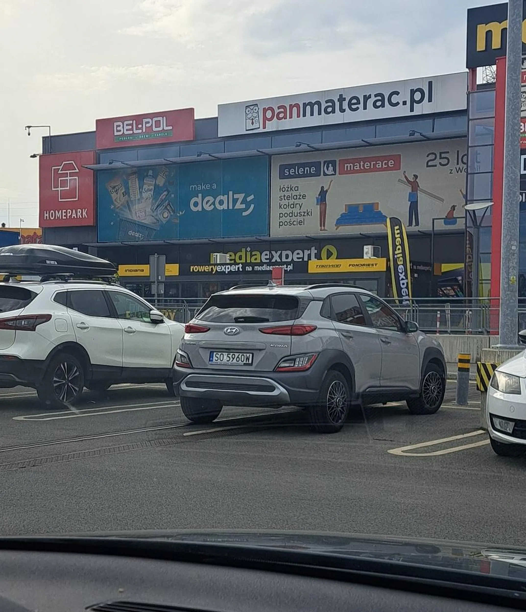 Pięknie zaparkowane na dwóch miejscach parkingowych