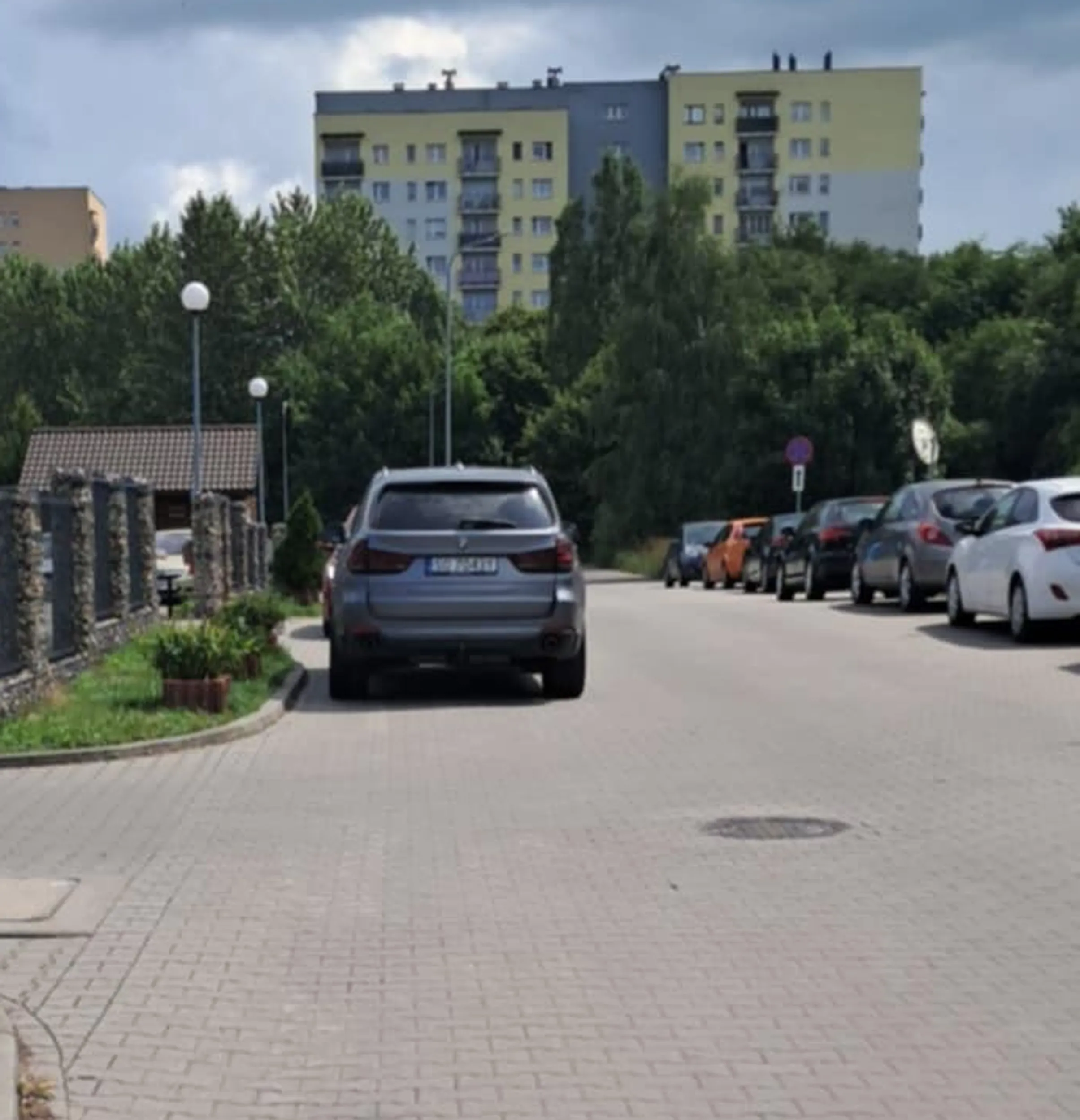 Osiedle Ptaki serdecznie nie pozdrawia właściciela BMW oraz całej jego rodziny