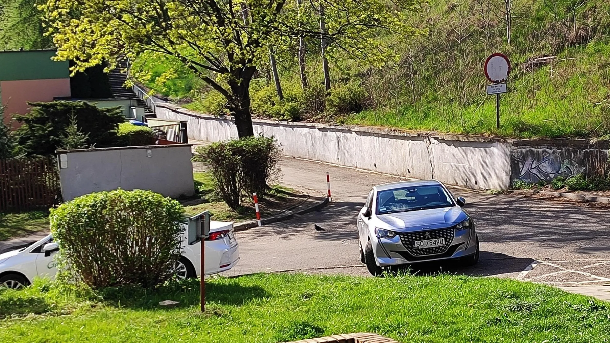 Mistrzyni parkowania, zablokowany chodnik bo paniusia przyjechała.