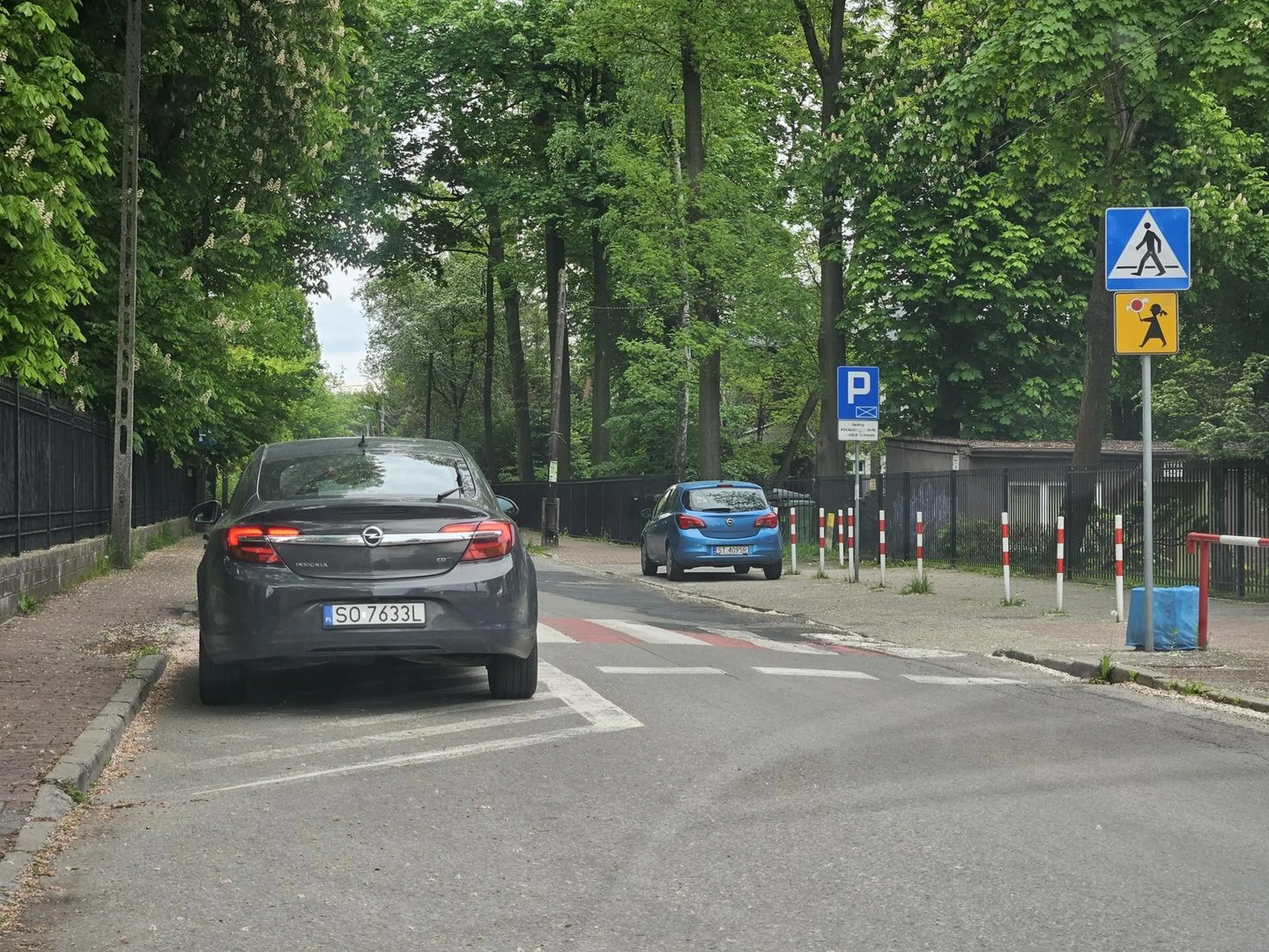 Parkowanie niemalże na pasach przy szkole podstawowej. Głupota czy lenistwo. Metr dalej strefa wydzielona dla parkujących samochodów.