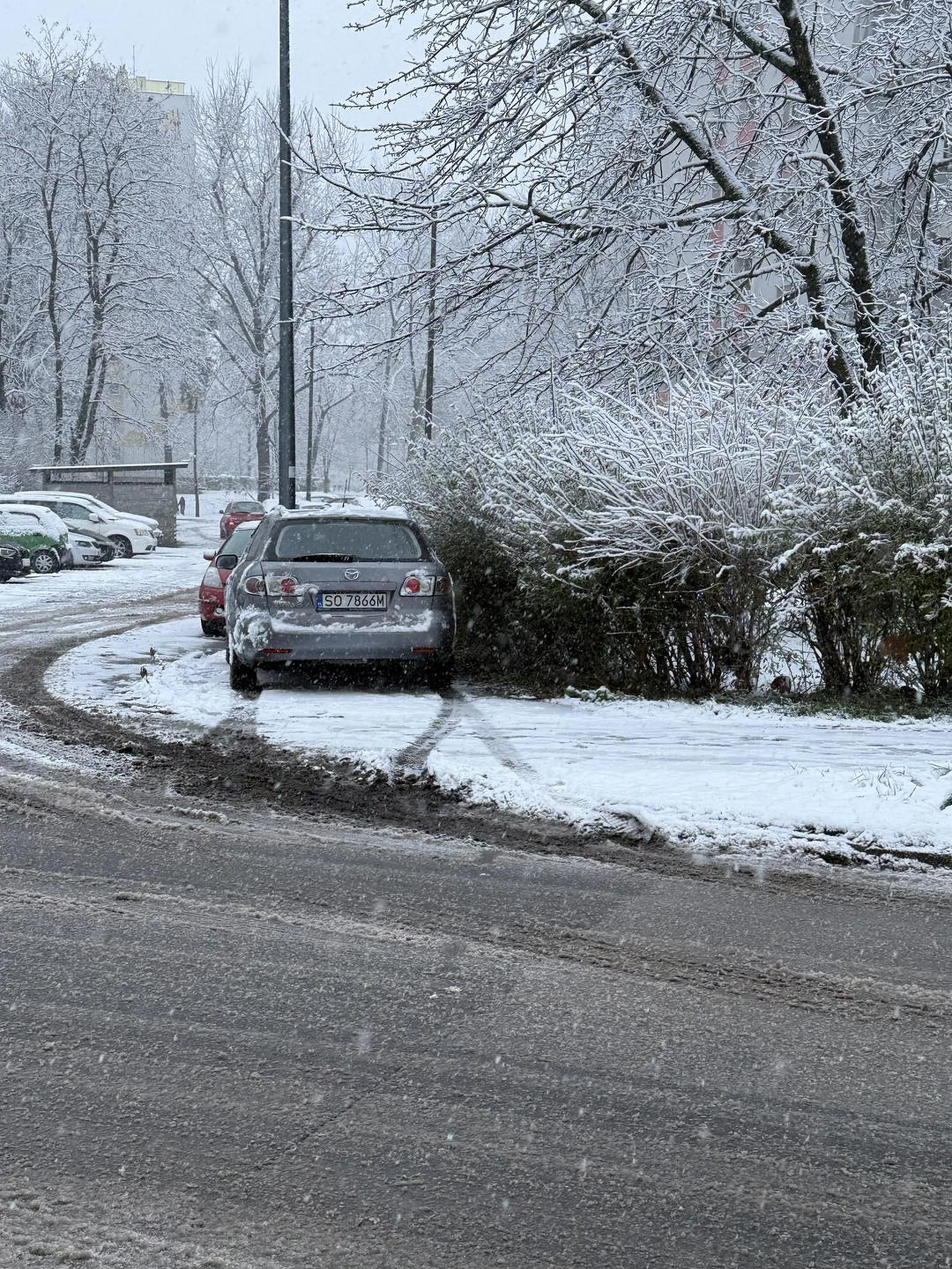 Kret parkuje swojego haśpla na chodniku. No raczej bardzo pewny siebie bo nawet sobie folijke na szybe zaklada. Raczej wjezdzajac na wysoki kraweznik musial wiedziec co robi.