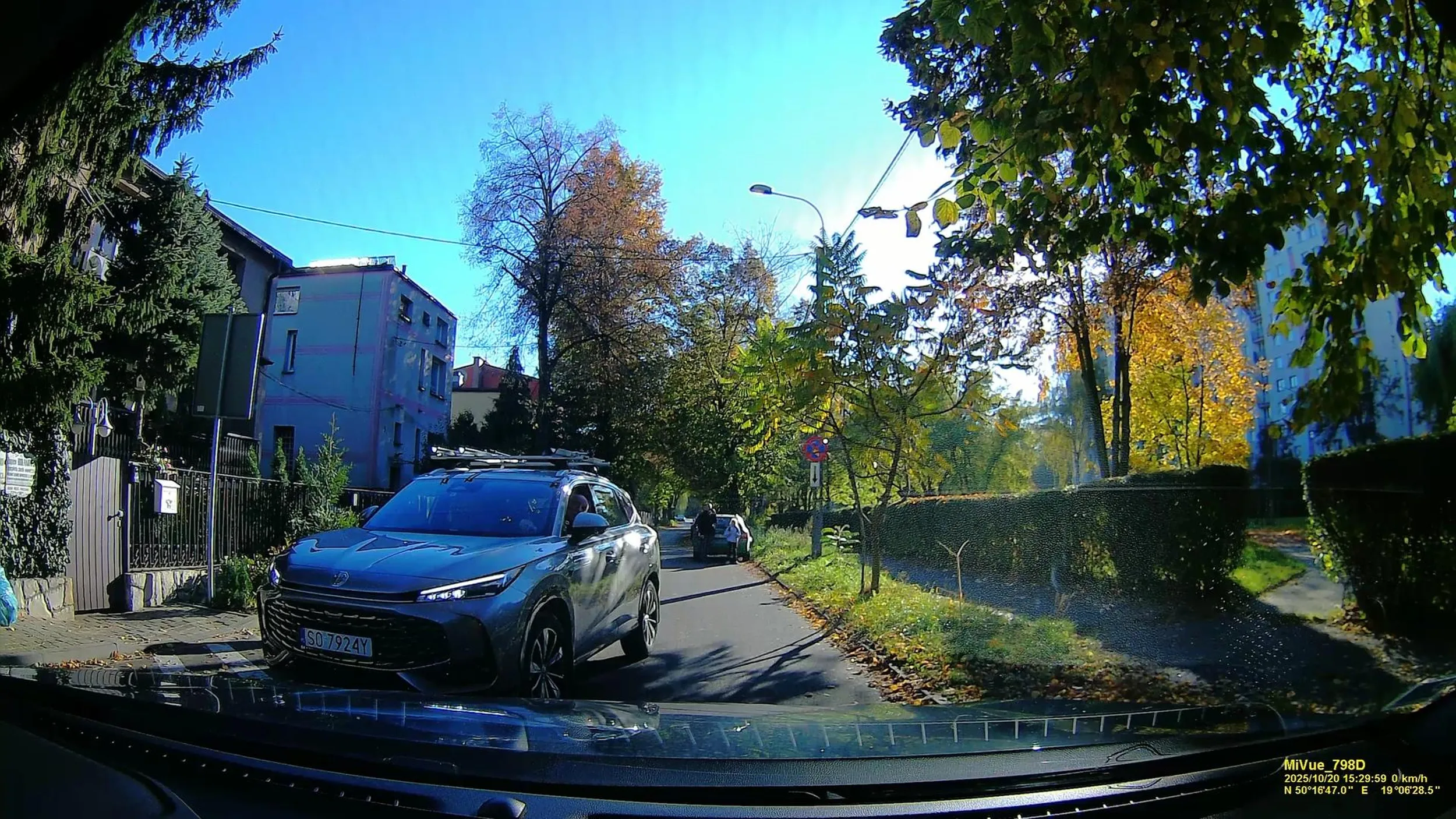 Gość wymusza pierwszeństwo, blokuje przejazd i jeszcze coś się pluje przez okno. Stary dziad, powinien prawo jazdy schować do szuflady i udać się na badania psychiatryczne.