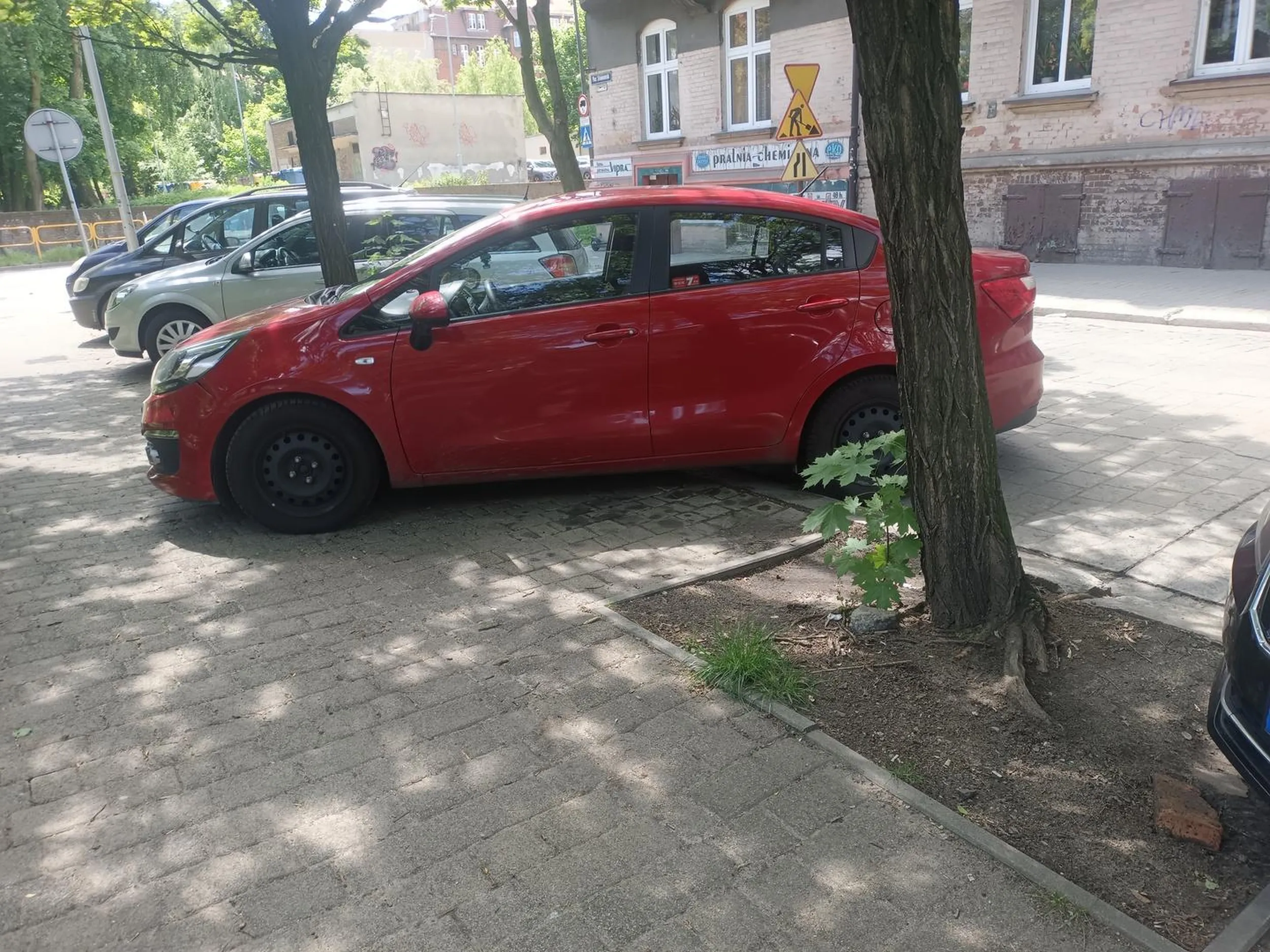 Cały chodnik zajechany paniusiu