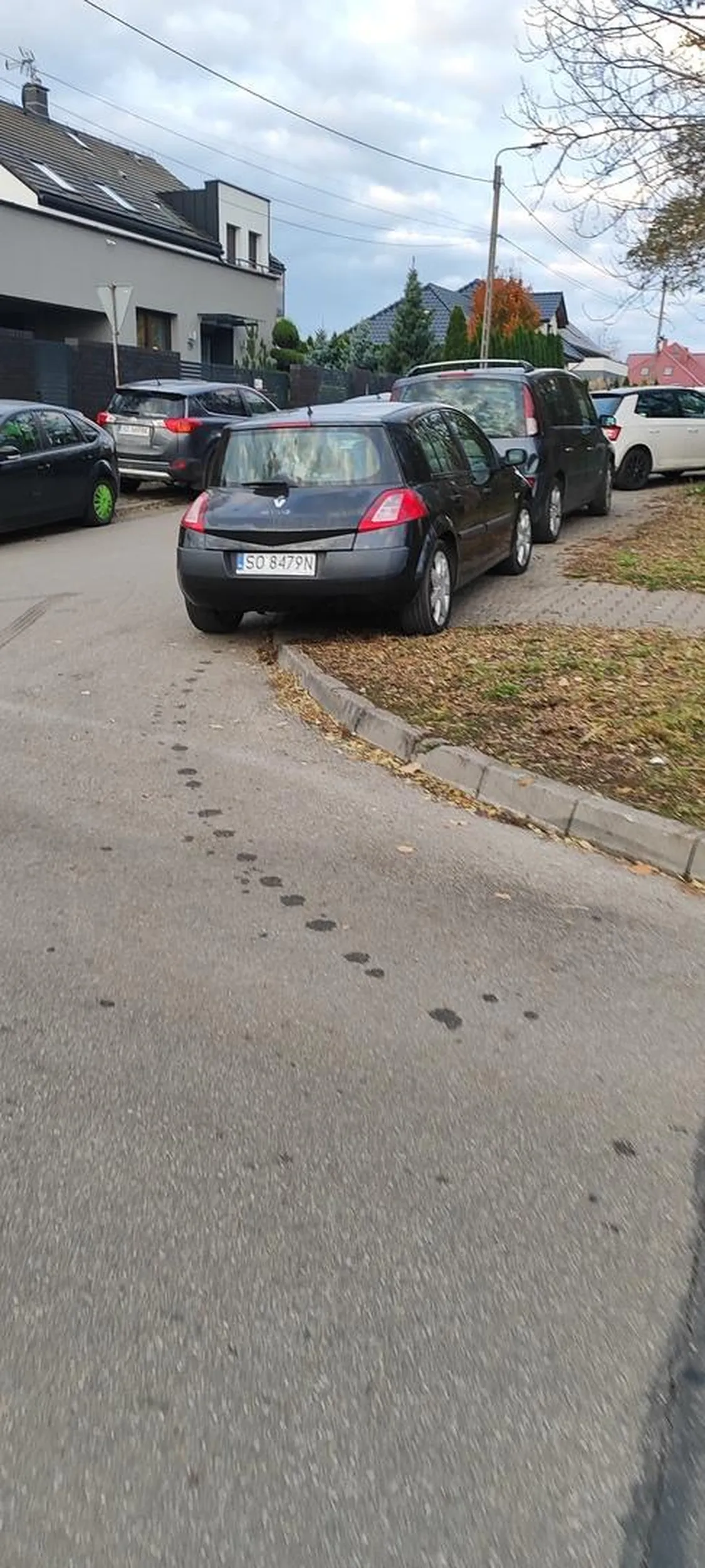 7:00 jeszcze masa wolnych miejsc pod cmentarzem z racji 1.11 ale dama musi zaparkować pod wejściem... Może od razu wjechać na cmentarz