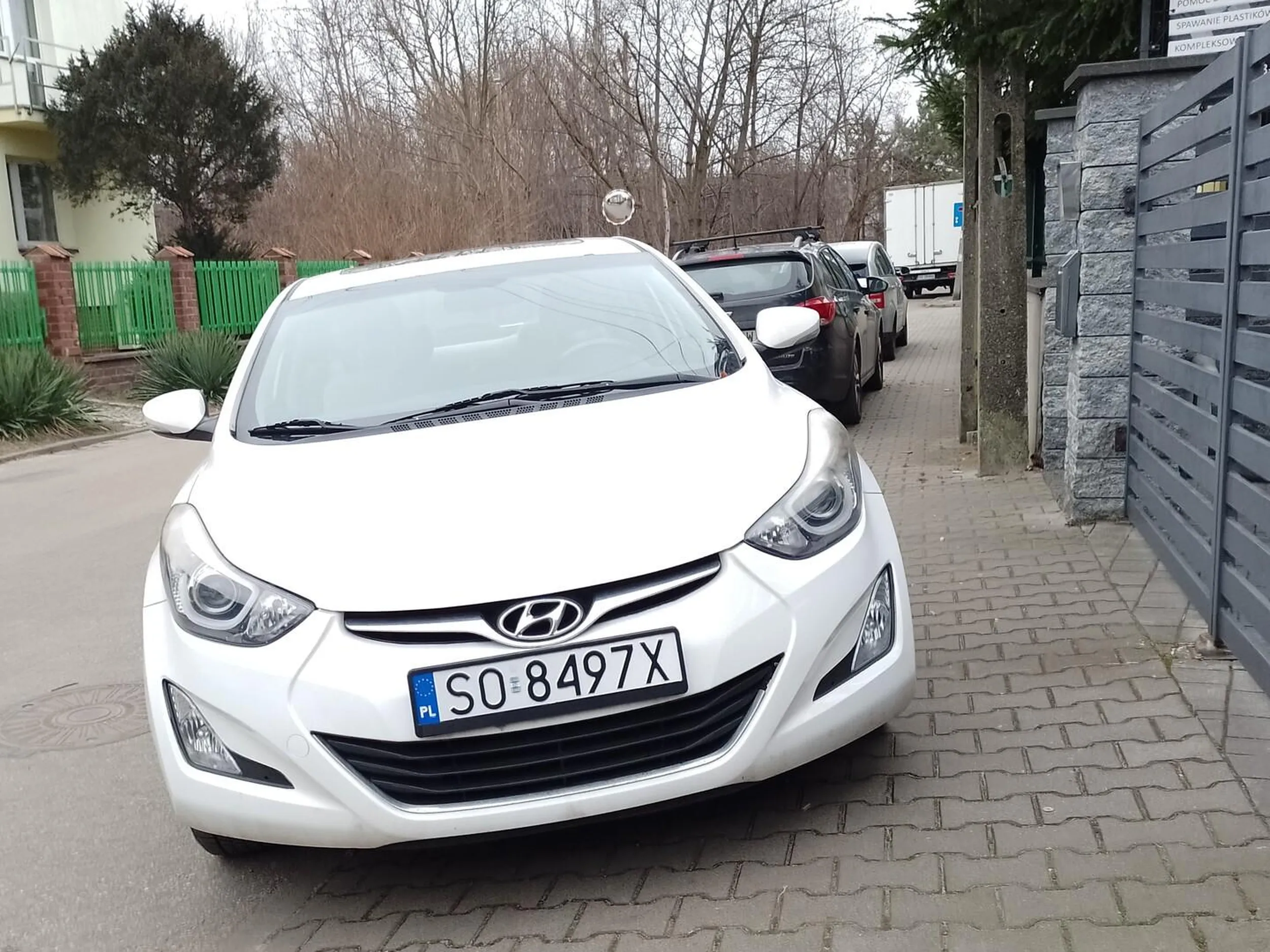 Dekiel zaparkował krzywo na chodniku przez co nie da się przejść.