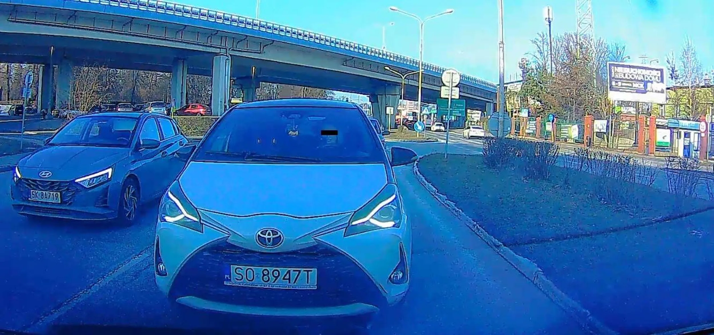 Albo klikanie w telefon z nogą na hamulcu, albo prowadzenie auta. Potem korki są, bo kobieta facebooka przegląda...