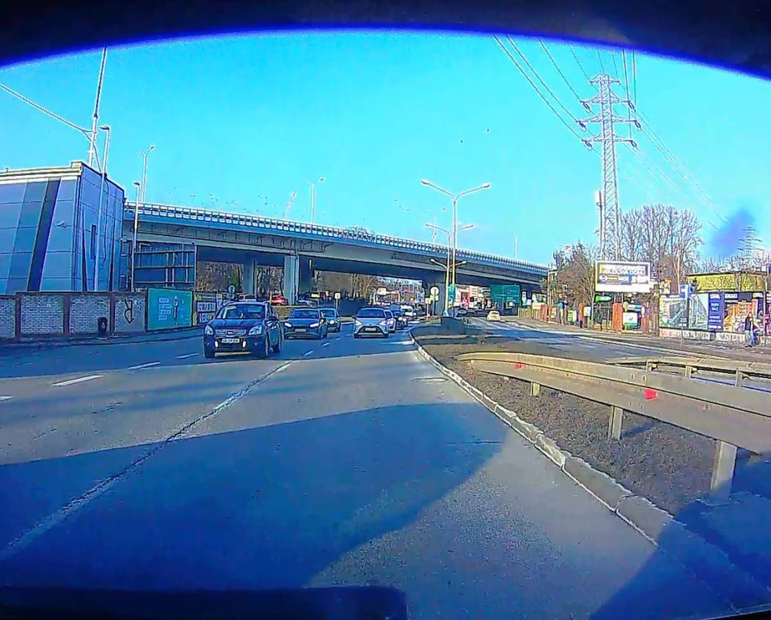 Albo klikanie w telefon z nogą na hamulcu, albo prowadzenie auta. Potem korki są, bo kobieta facebooka przegląda...