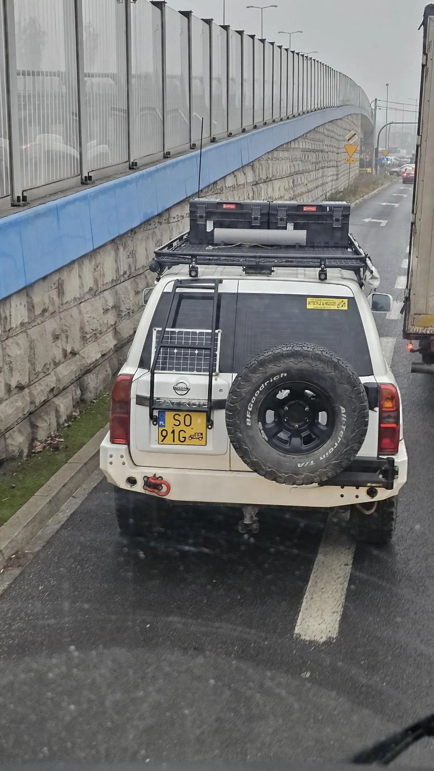 To ze jesteś z Sosnowca nie tłumaczy cie ze nie znasz zasad ruchu. Lepiej jedz spowrotem na Śląsk niz po Krakowie jeździsz  wyłudzając pierwszeństwo. Jedziesz po drodze budowy, pojazd uprzywilejowany ma pierwszeństwo wjechac.