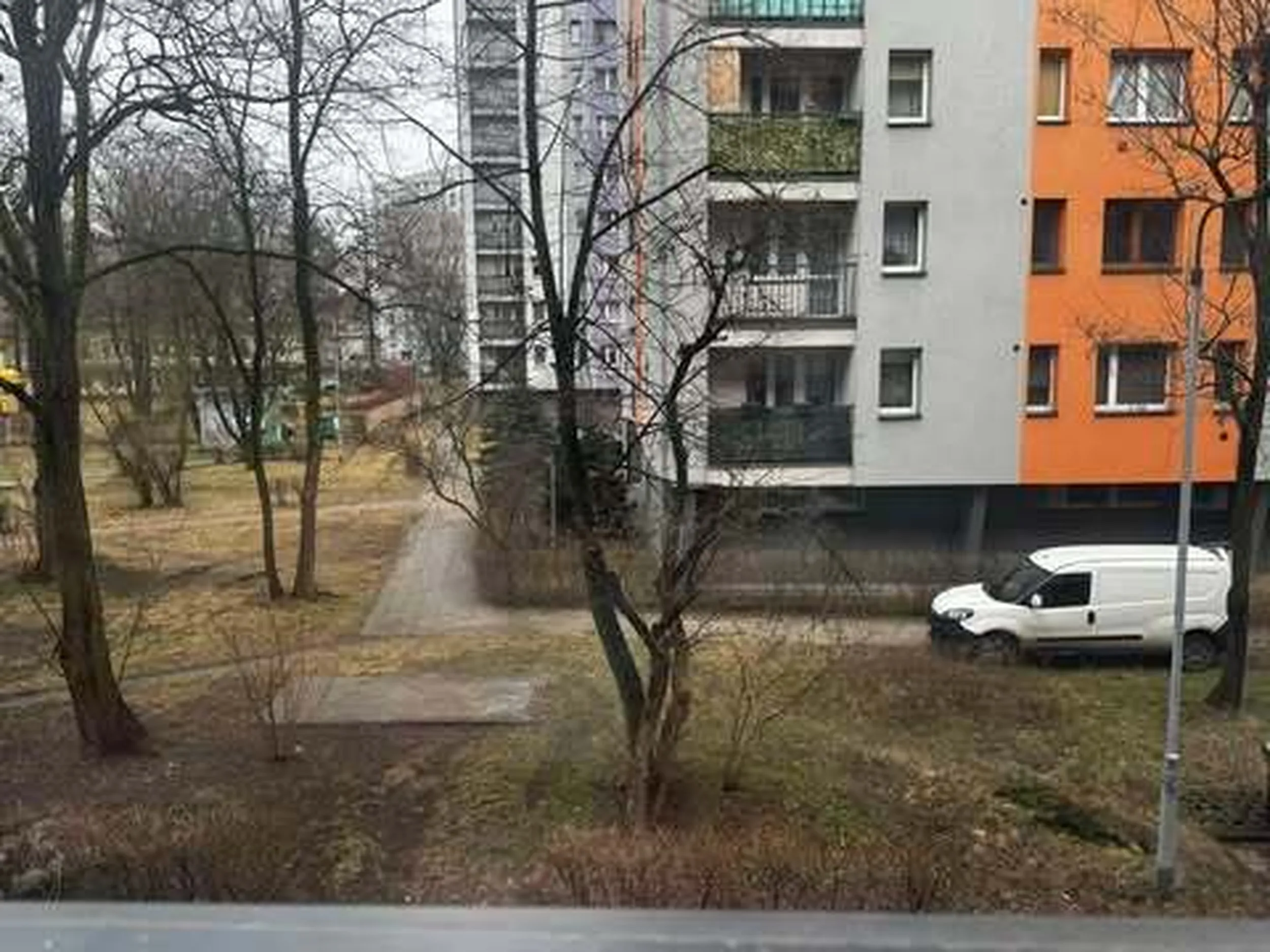 Proszę nie rozjeżdżać mi za blokiem chodnika oraz zieleni. Zgłoszone do SM Sosnowiec.